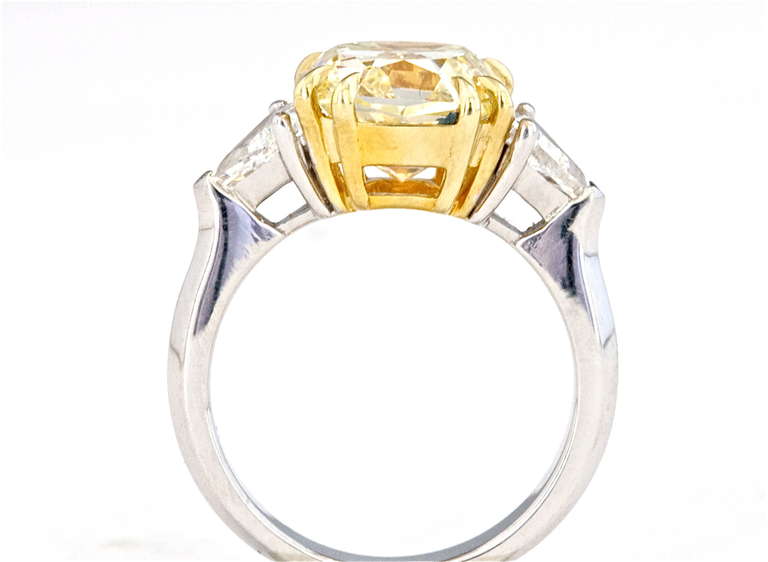 4.81 Carat Fancy Yellow Diamond Platinum Ring In New Condition In Beverly Hills, CA