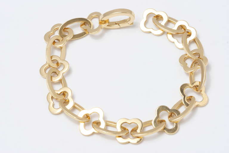 VCA Paris Alhambra 18k gold bracelet. Signed and numbered.

8 inches.