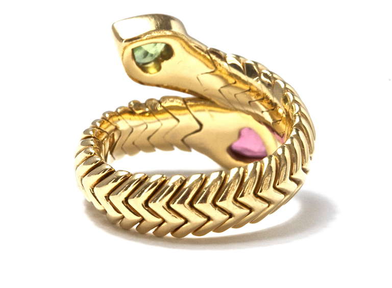 Bulgari bypass heartshaped tourmaline ring. In 18k gold signed Bvlgari and numbered.
  
Ring size 6