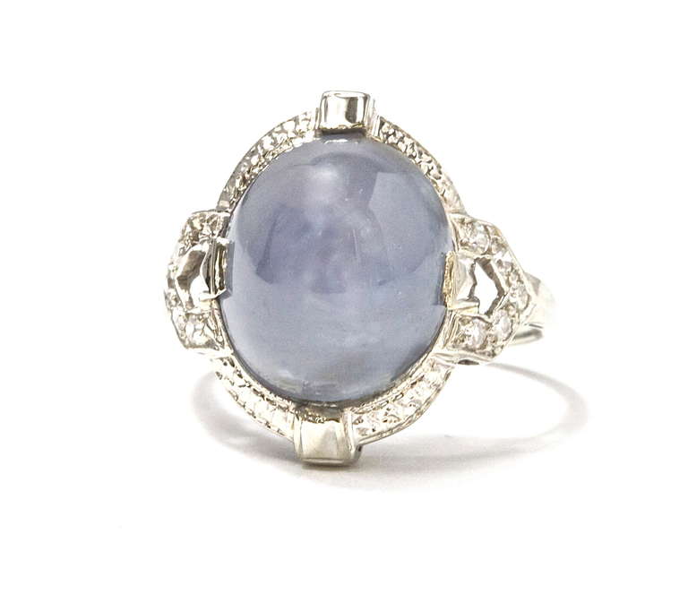 Lovely Art Deco star sapphire ring with a beautifully defined 6 point star, crafted in 14k white gold.  

Ring size 6 and can be re-sized.