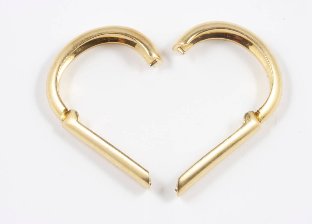 Elegant 18k yellow gold half circle cufflinks. Signed Cartier and dated 1989.

Comes with original box.