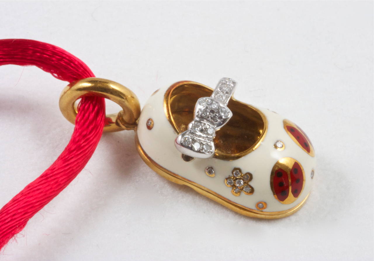 Exquisite Aaron Basha Enamel Diamond Gold Ladybug Slipper Pendant In Excellent Condition In Beverly Hills, CA
