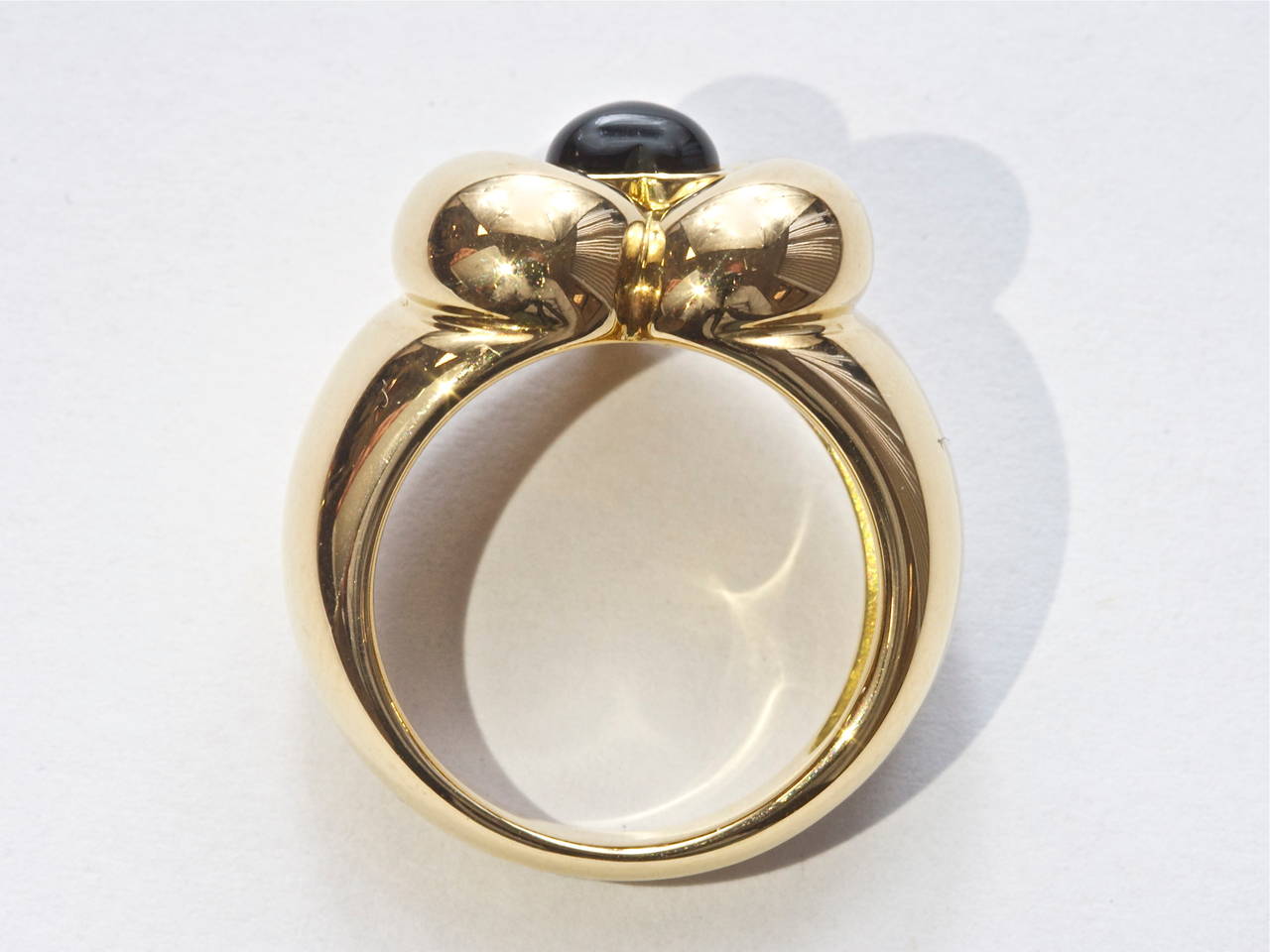 Van Cleef & Arpels Onyx Gold Heart Ring In Excellent Condition In Beverly Hills, CA