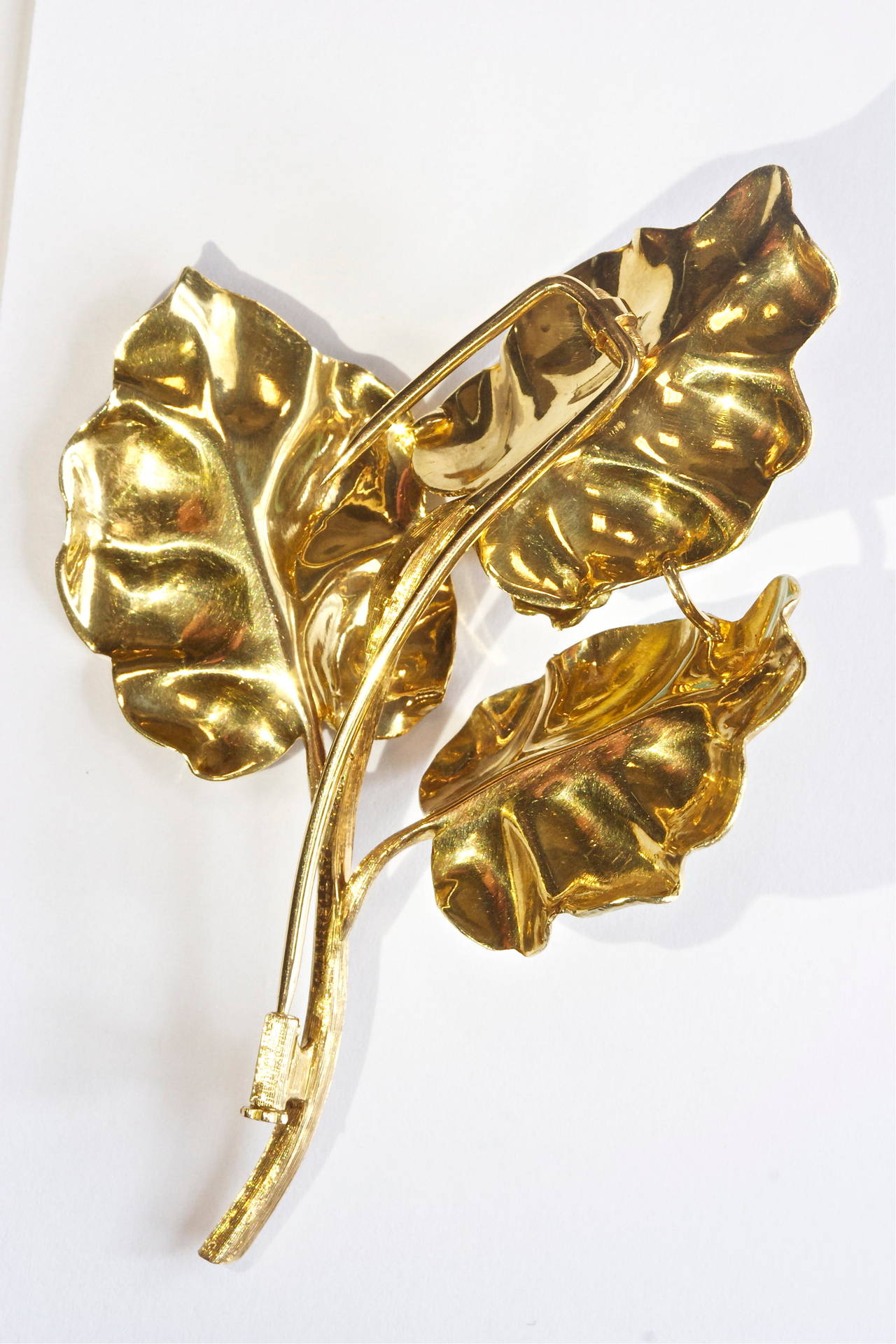 M. Buccellati Emerald Gold Leaf Brooch at 1stDibs