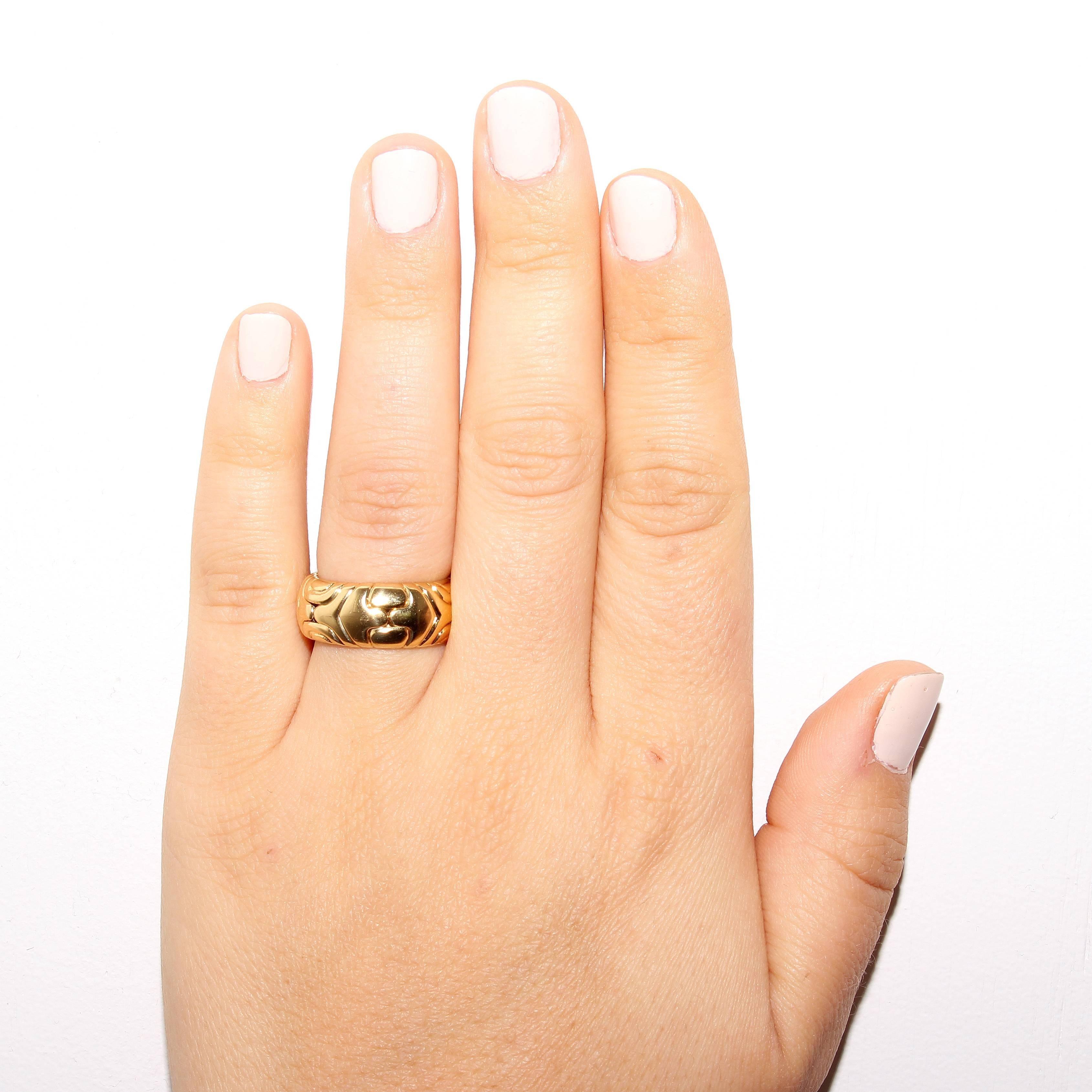 Stylish, golden ring from Bulgari. Designed in 18k gold. Signed Bvlgari. Ring size 5-3/4.
