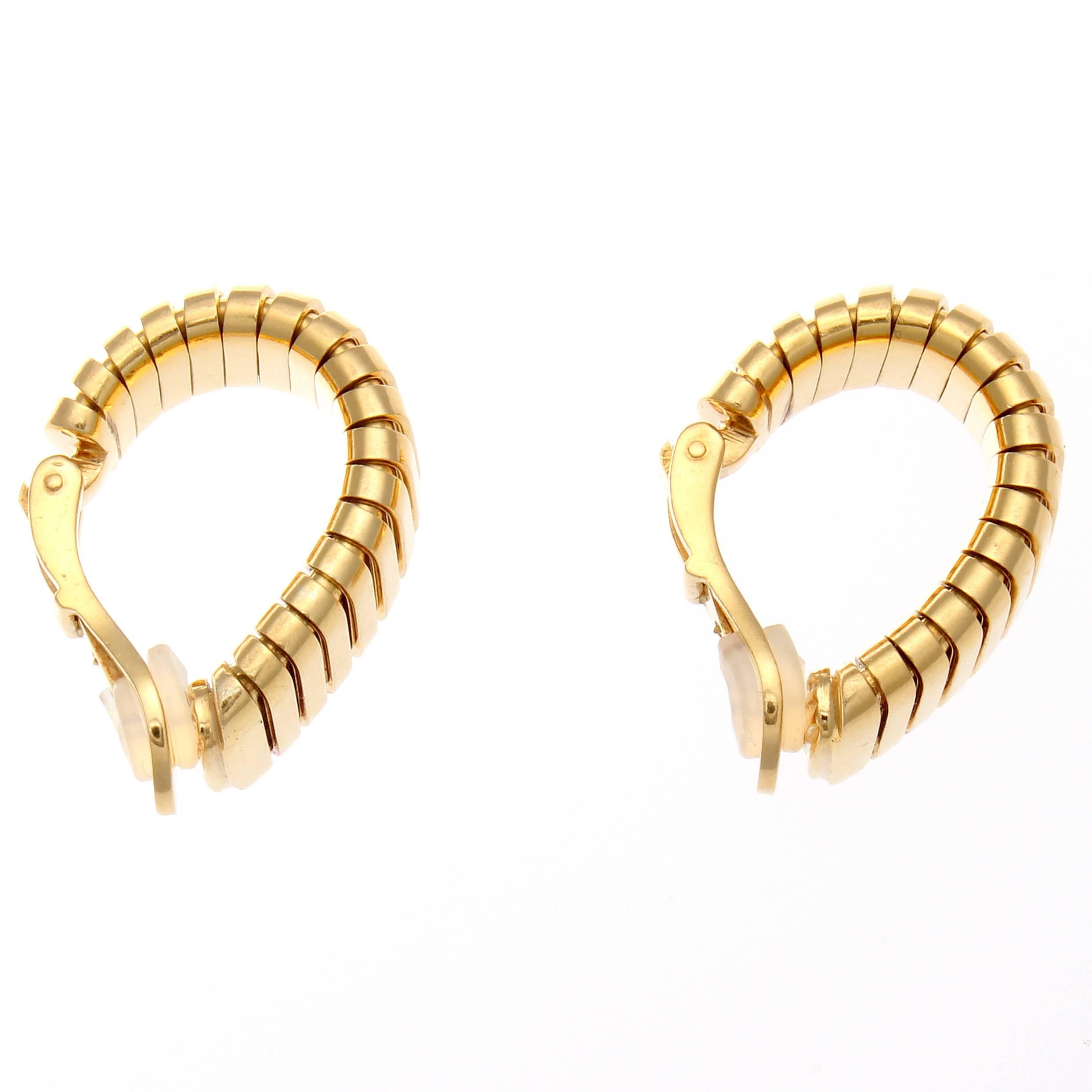 Stylish and golden from Bulgari. Crafted in ribbed sections of 18k yellow gold. Signed Bvlgari.