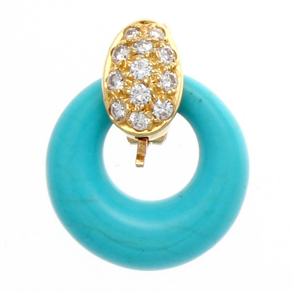 Van Cleef & Arpels, a long rich history of trend setting fashion that is still relevant today. Featuring a textured gold pendant that has been embedded by numerous near colorless diamonds that clasps the interchangeable pendents of turquoise and