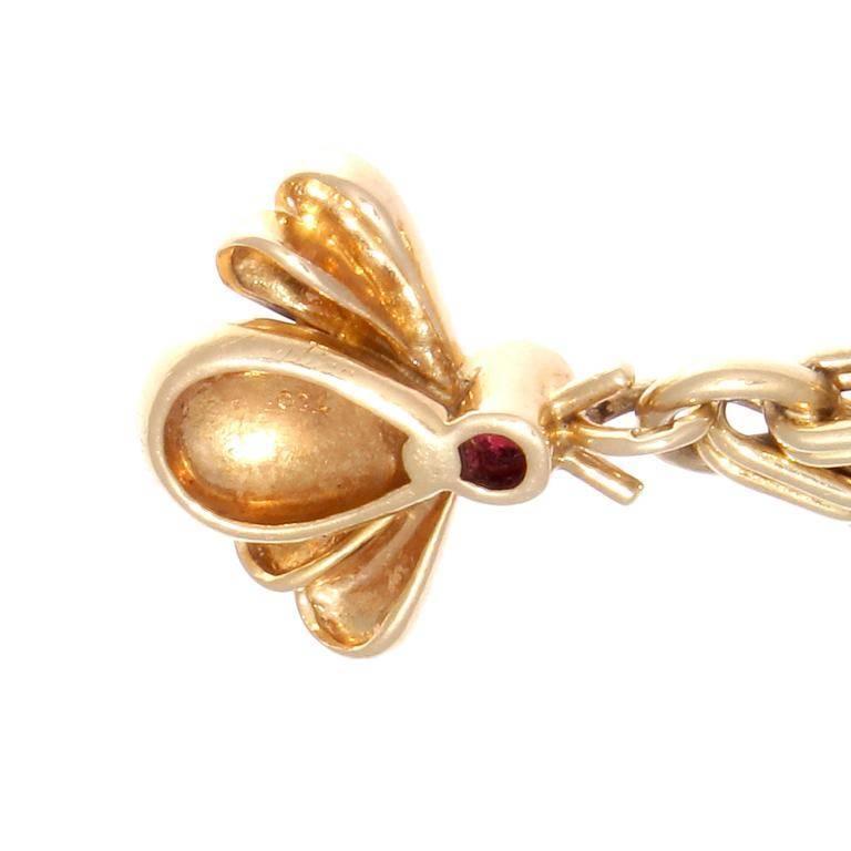 Bracelet à breloques abeille bourdon de Cartier en or:: émeraude:: rubis:: saphir et diamant Excellent état à Beverly Hills, CA