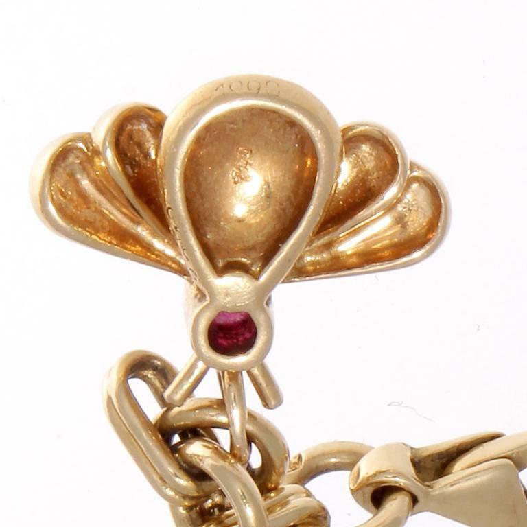Bracelet à breloques abeille bourdon de Cartier en or:: émeraude:: rubis:: saphir et diamant 1