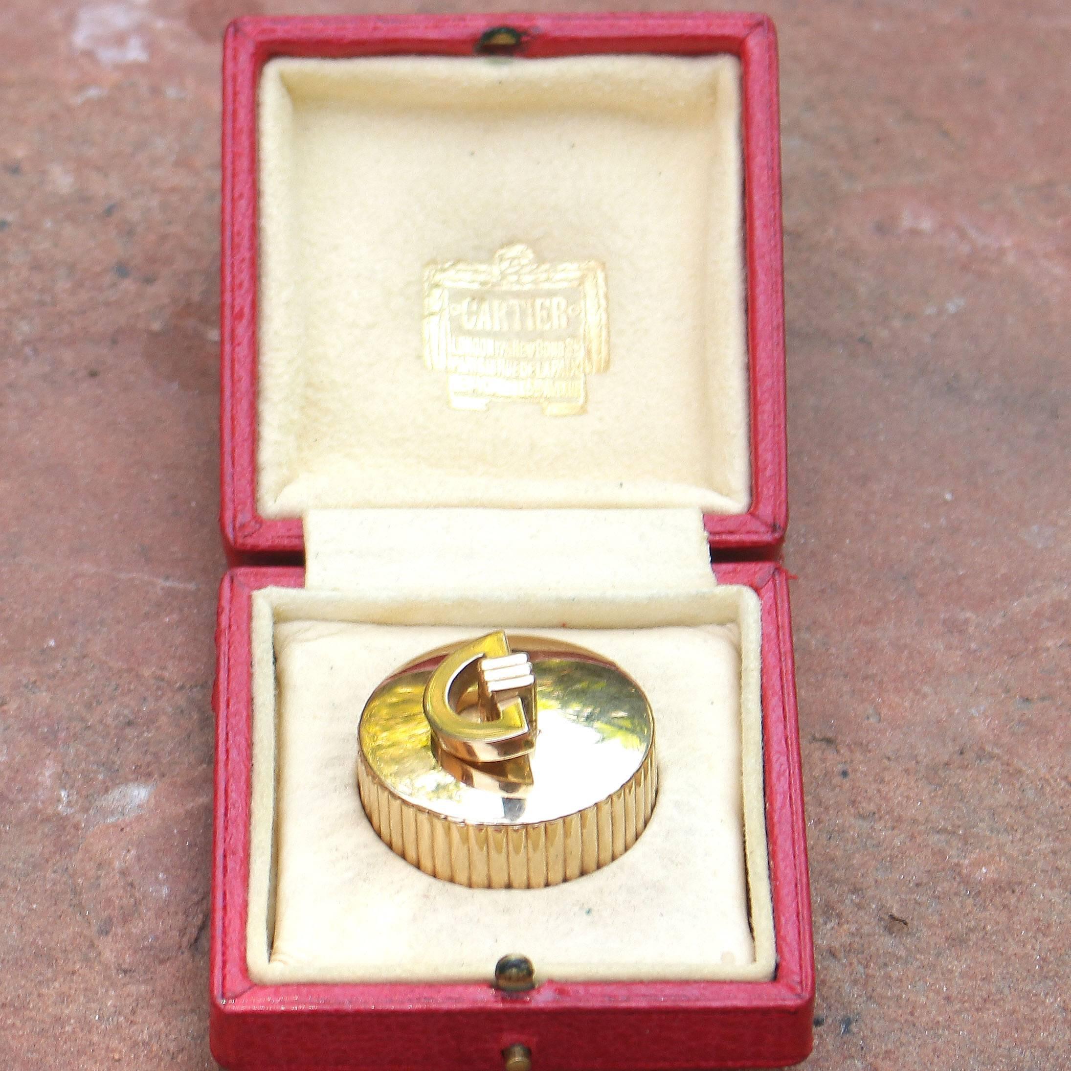 Eine durchdachte Kreation von einem der Meister der Juwelierkunst:: Cartier. Die Pillendose ist mit sanften Hügeln aus 10-karätigem Gold und einem abnehmbaren Deckel versehen. Leicht mitzunehmen:: egal wohin Sie reisen. Signiert Cartier und