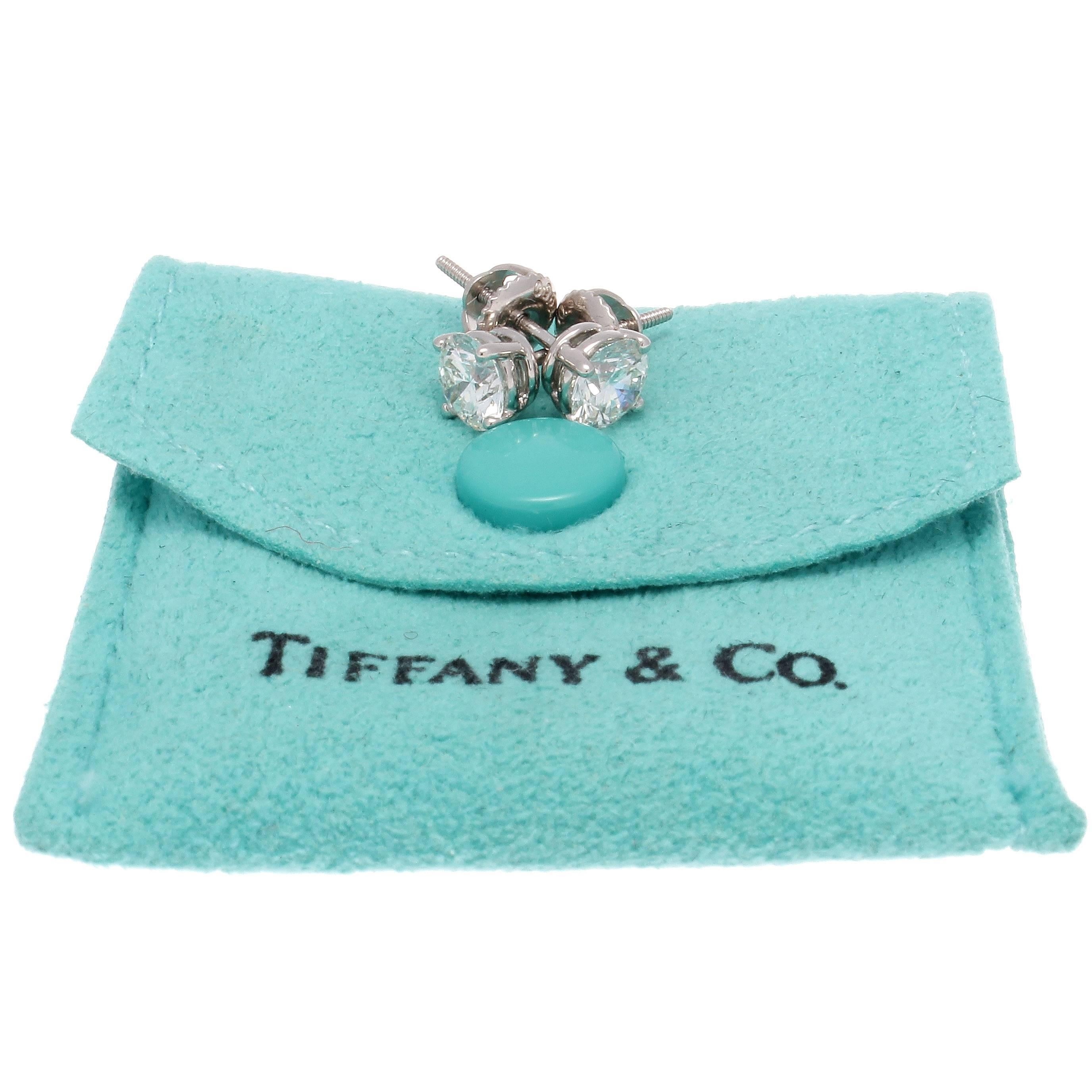 Schönheit in ihrer reinsten Form von Tiffany. Mit zwei perfekt zusammenpassenden Diamanten von je 0::59 Karat:: die mit GIA-Zertifikaten versehen sind:: die besagen:: dass sie von der Farbe G und der Reinheit VS1 sind. Signiert Tiffany & Co und mit