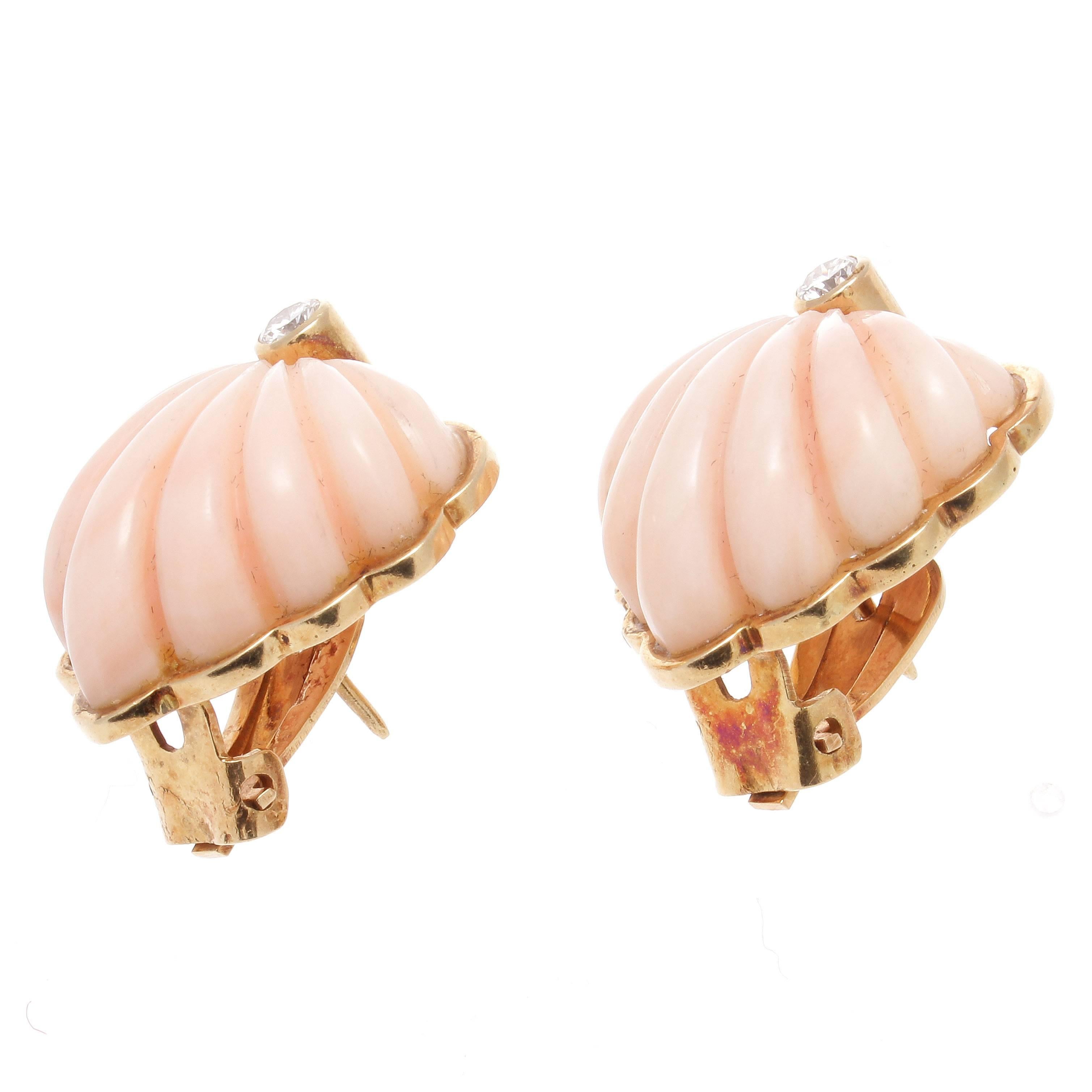 Chic Angel Skin Coral Scallop Diamond Gold Earrings In Excellent Condition In Beverly Hills, CA