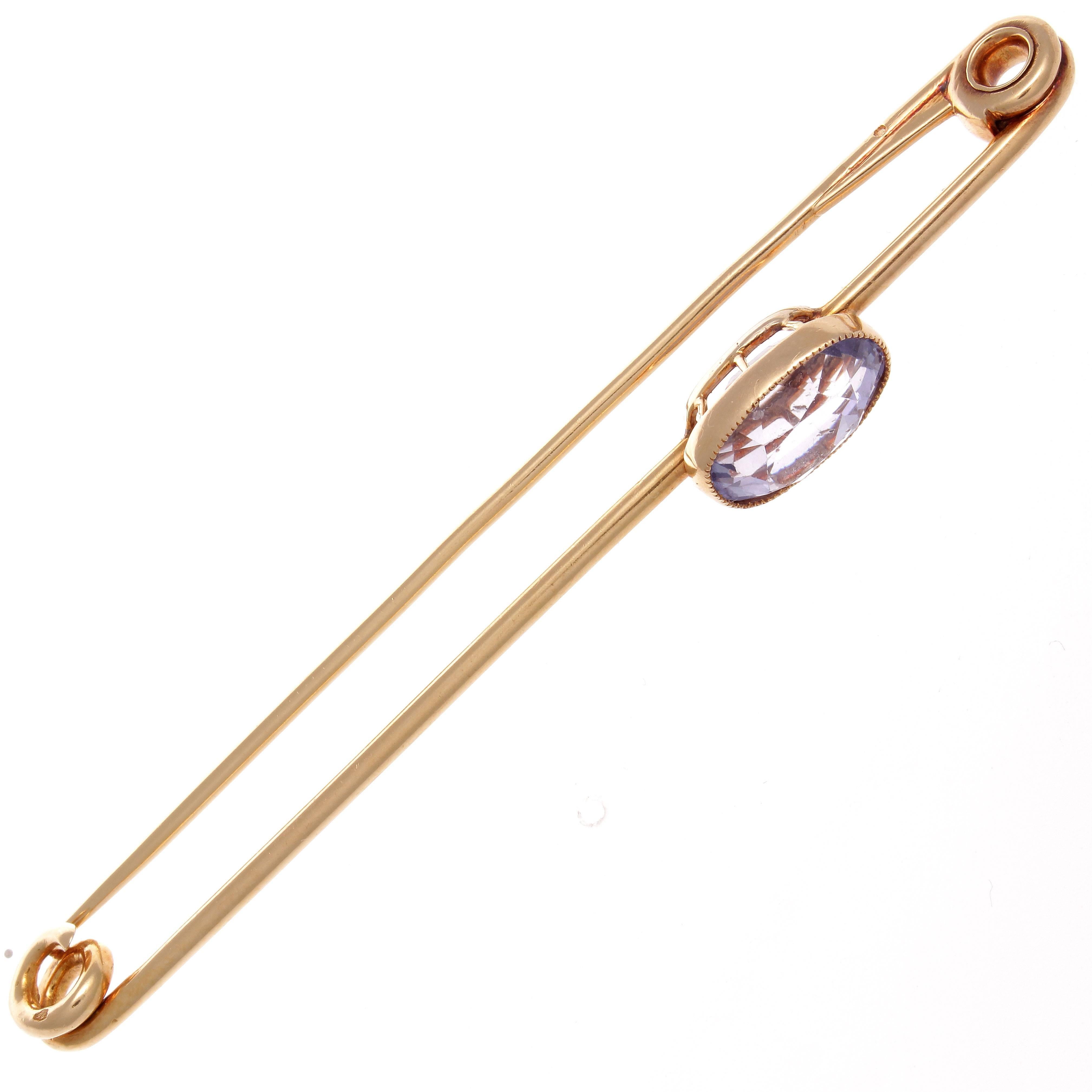 French Retro Purplish-Violet Sapphire Gold Safety Pin In Excellent Condition In Beverly Hills, CA