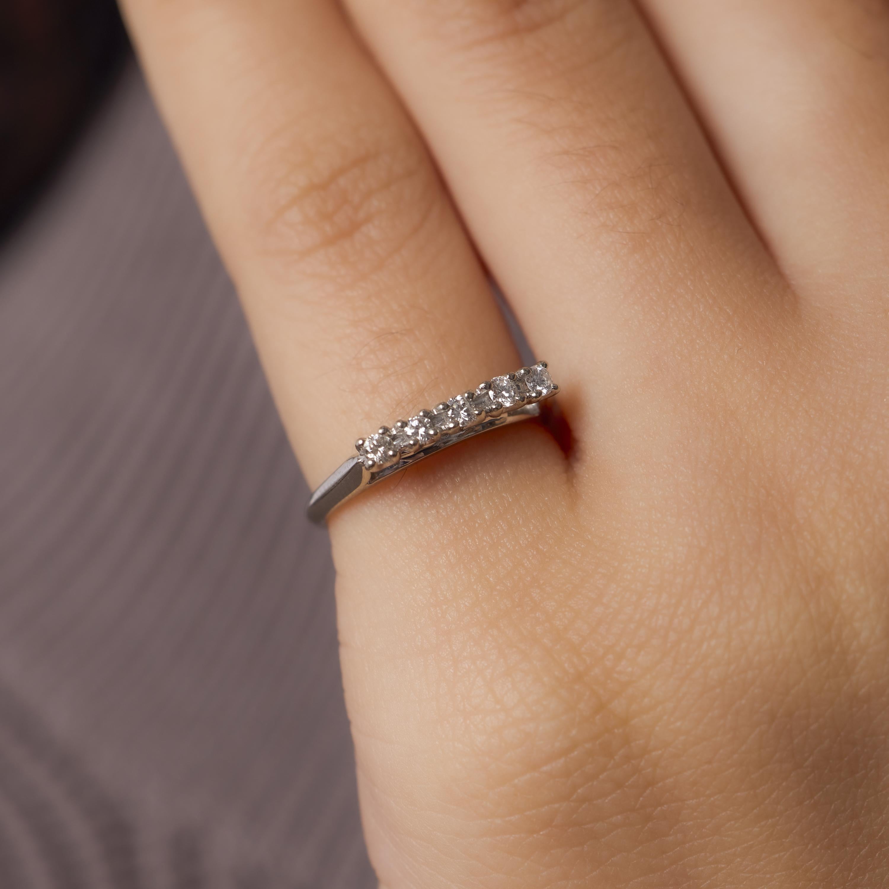 Taille brillant Bague d'éternité en or blanc 18k avec diamant Whiting en vente