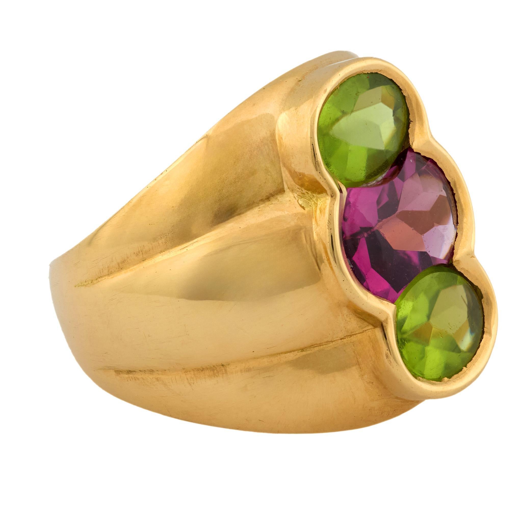 Contemporaneo Anello francese vintage con tre pietre in ametista e peridoto in oro giallo 18k in vendita