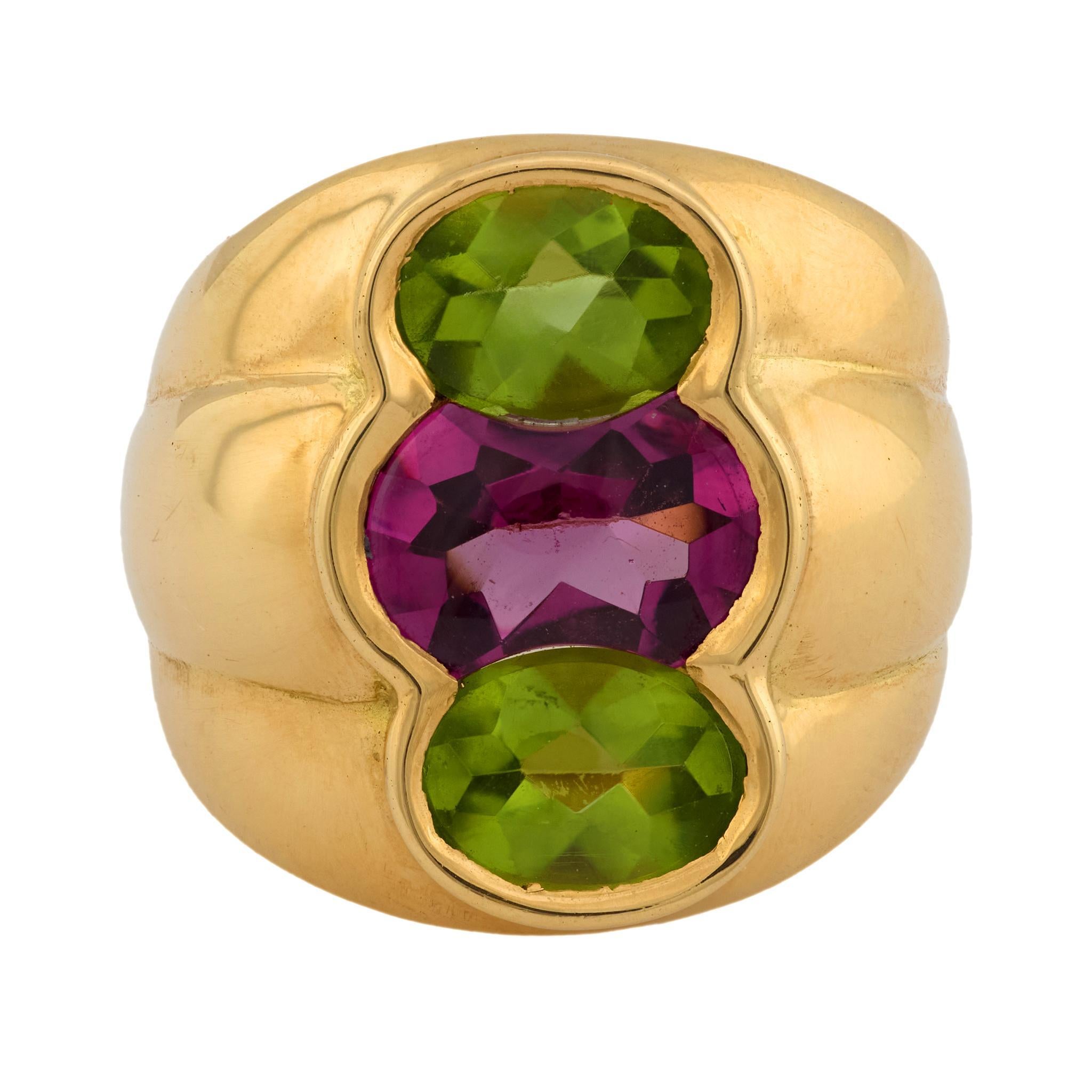 Anello francese vintage con tre pietre in ametista e peridoto in oro giallo 18k In condizioni buone in vendita a Beverly Hills, CA