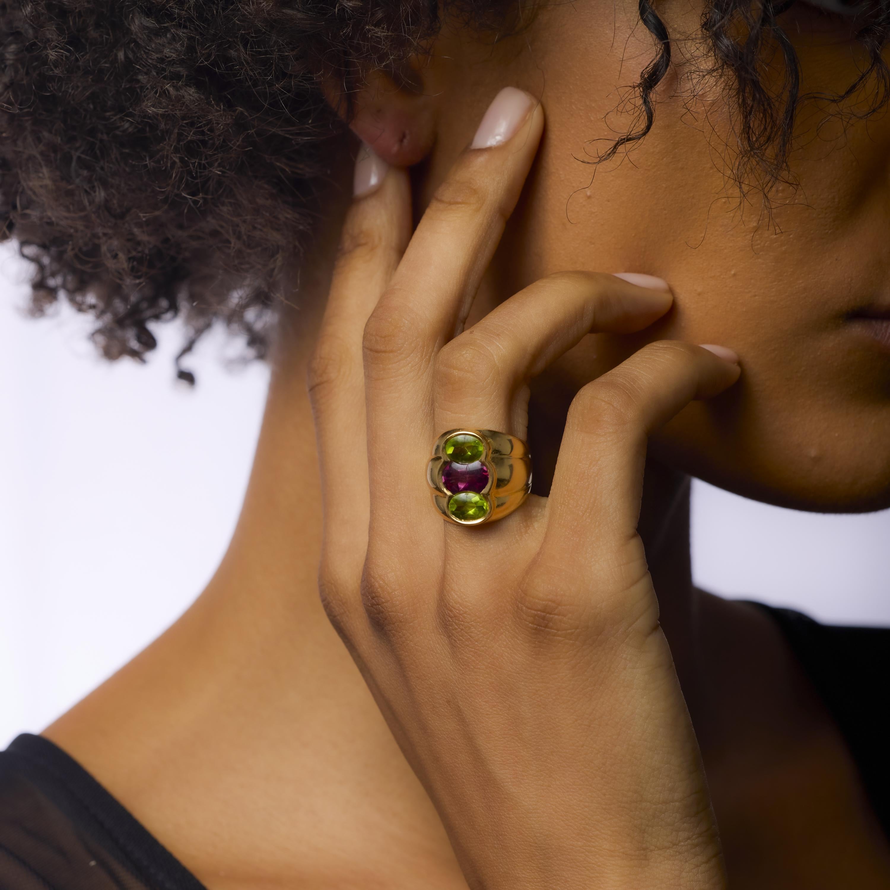 Taglio ovale Anello francese vintage con tre pietre in ametista e peridoto in oro giallo 18k in vendita