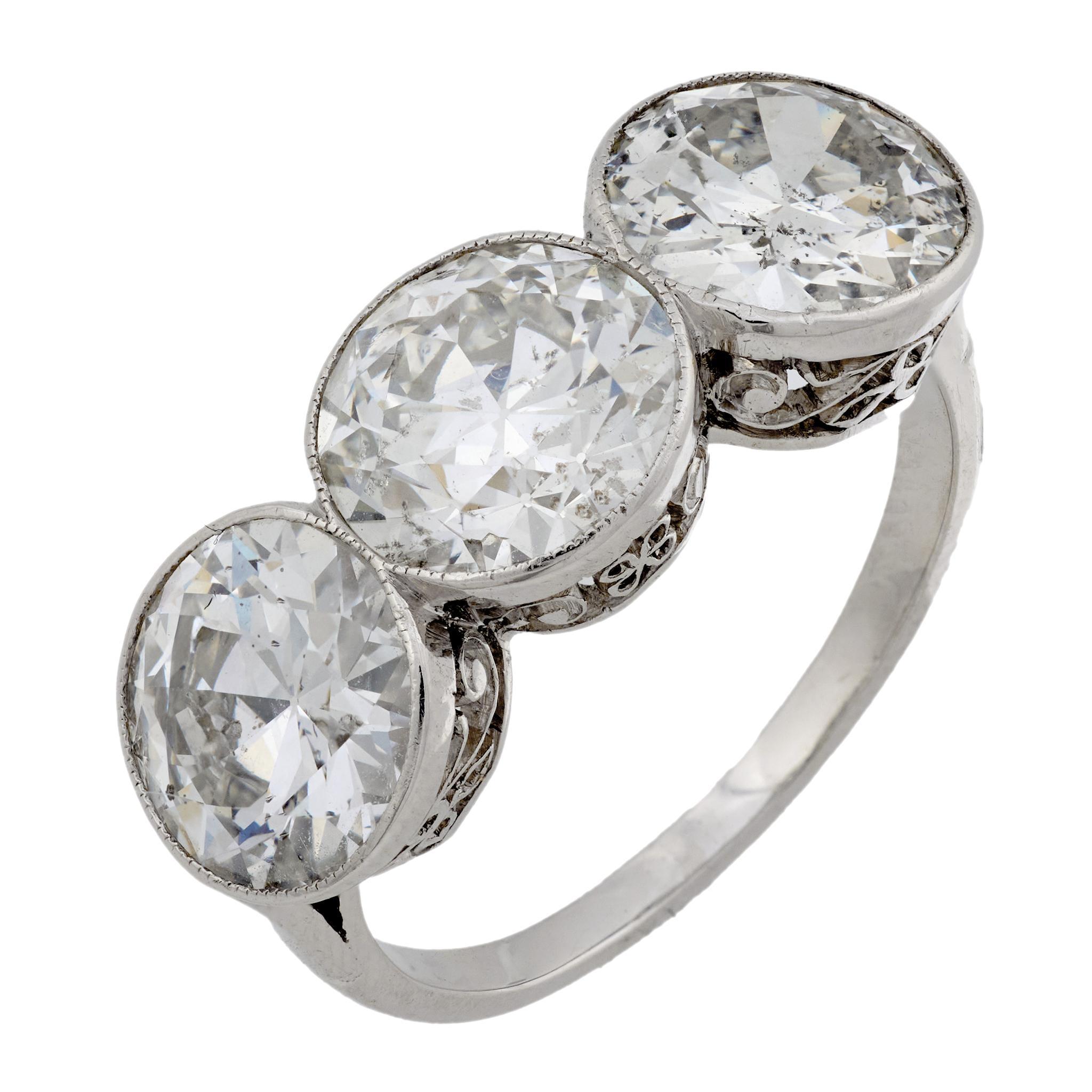 Anello a tre pietre in platino con diamante da 5,00 carati in stile Art Deco in vendita