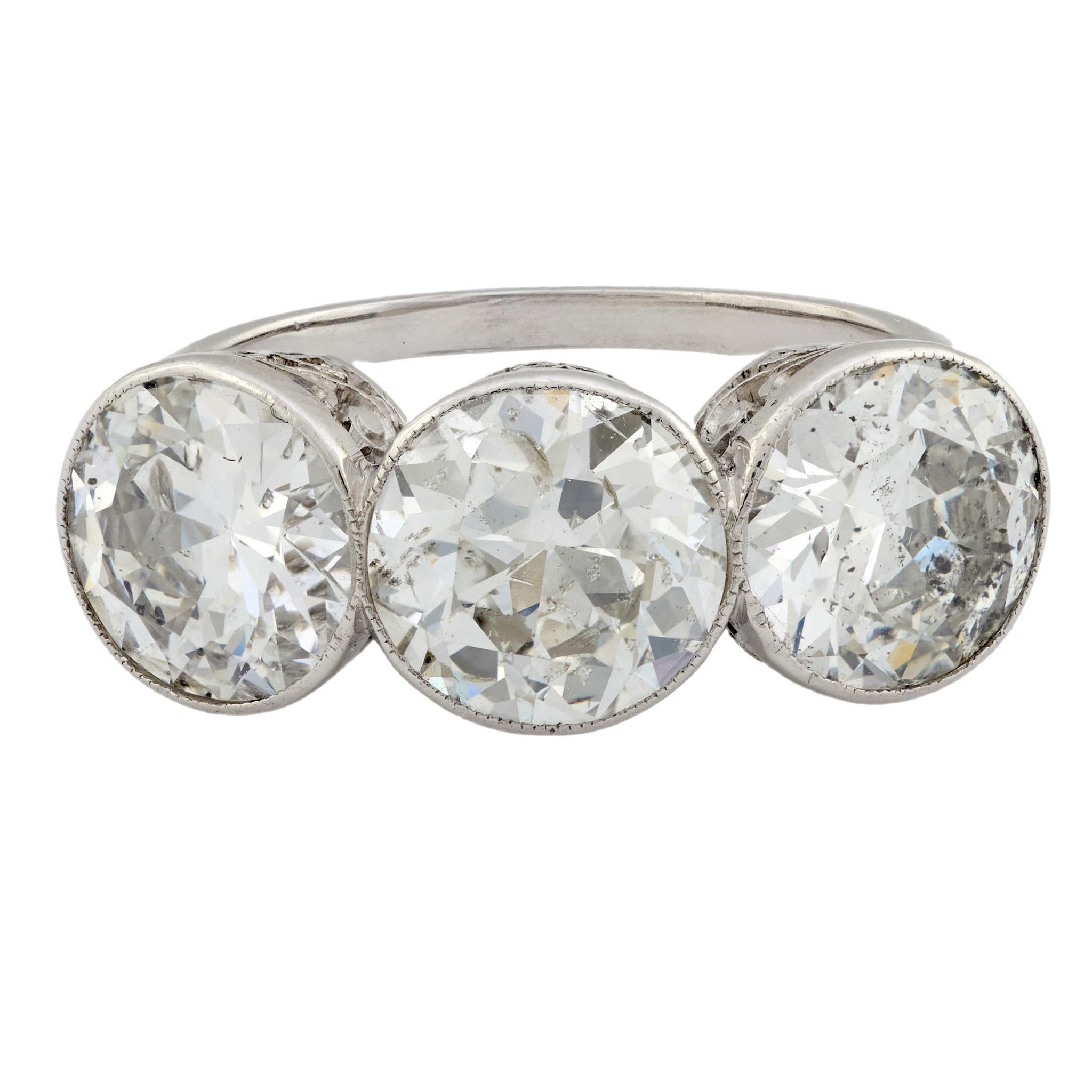 Anello a tre pietre in platino con diamante da 5,00 carati in stile Art Deco In condizioni buone in vendita a Beverly Hills, CA