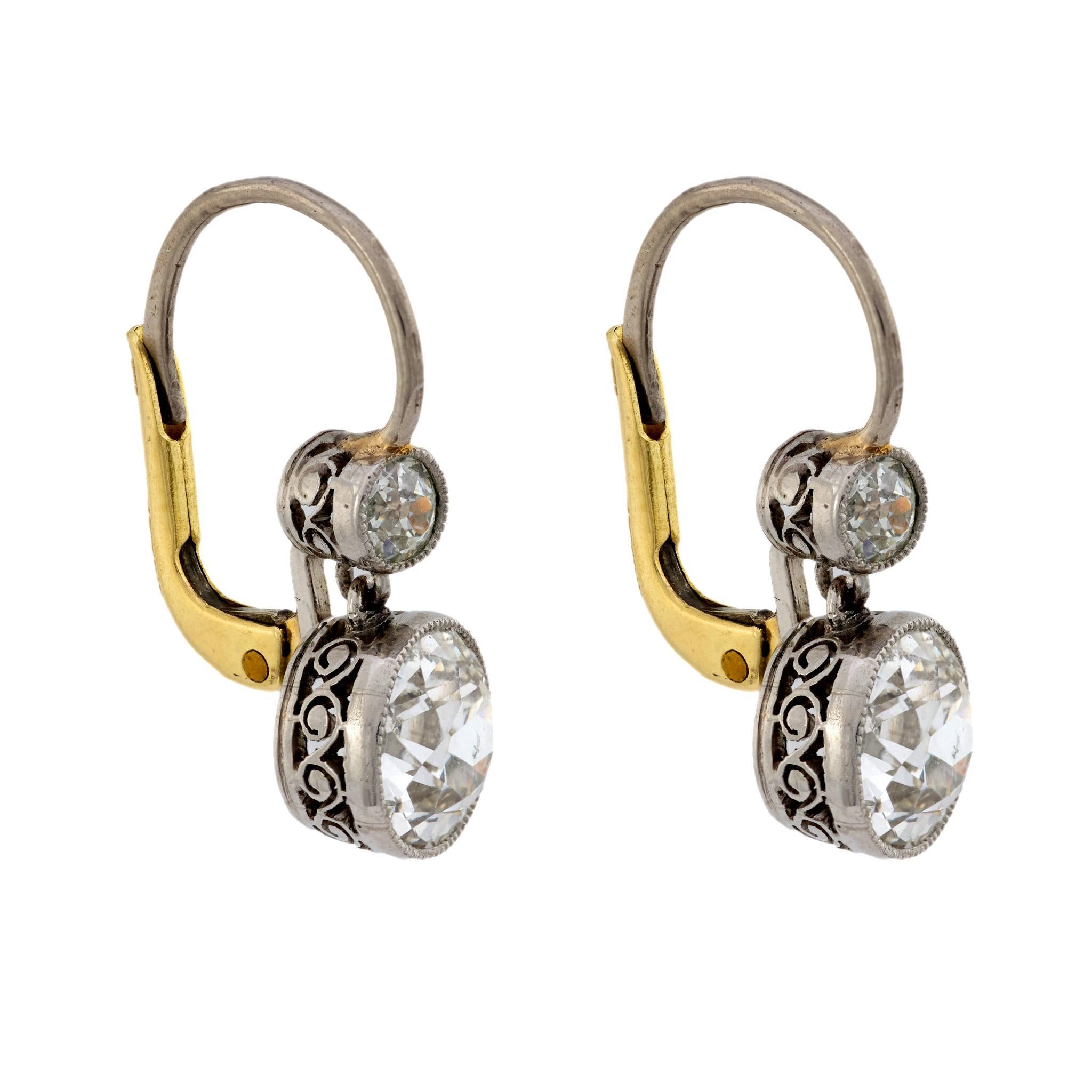 Moderno Orecchini a goccia in stile vittoriano con diamante da 2,79 carati in platino e oro giallo 18 carati in vendita