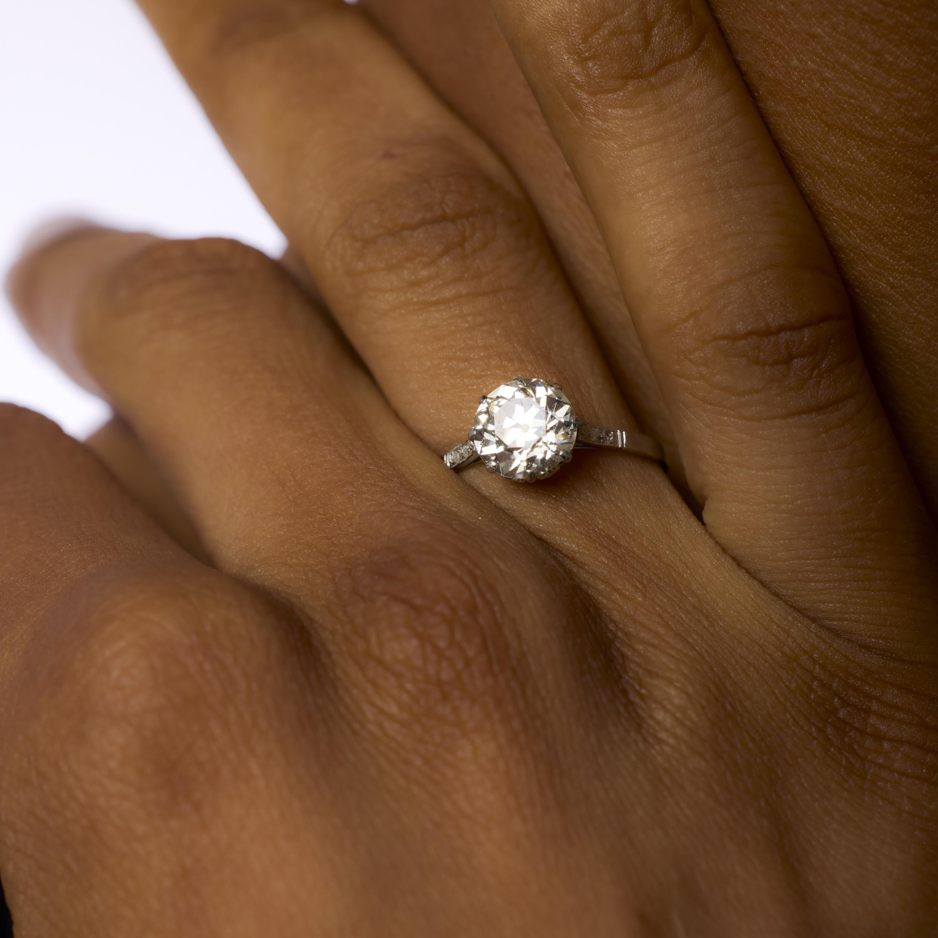 Bague de fiançailles Art déco en platine avec un diamant de 1,90 carat Pour femmes en vente