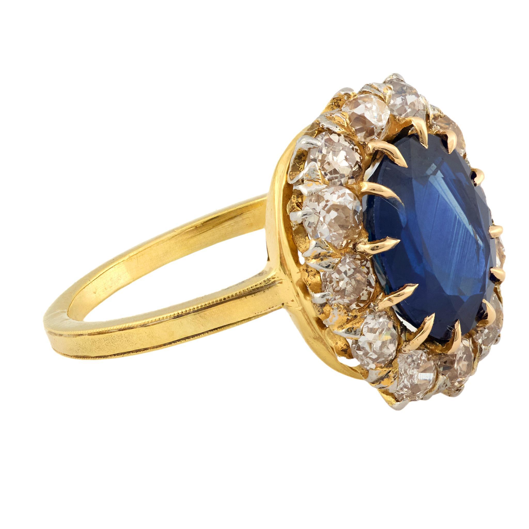Viktorianischer GIA 3,31 Karat Saphir-Diamant 10k Gelbgold-Cluster-Ring (Ovalschliff) im Angebot