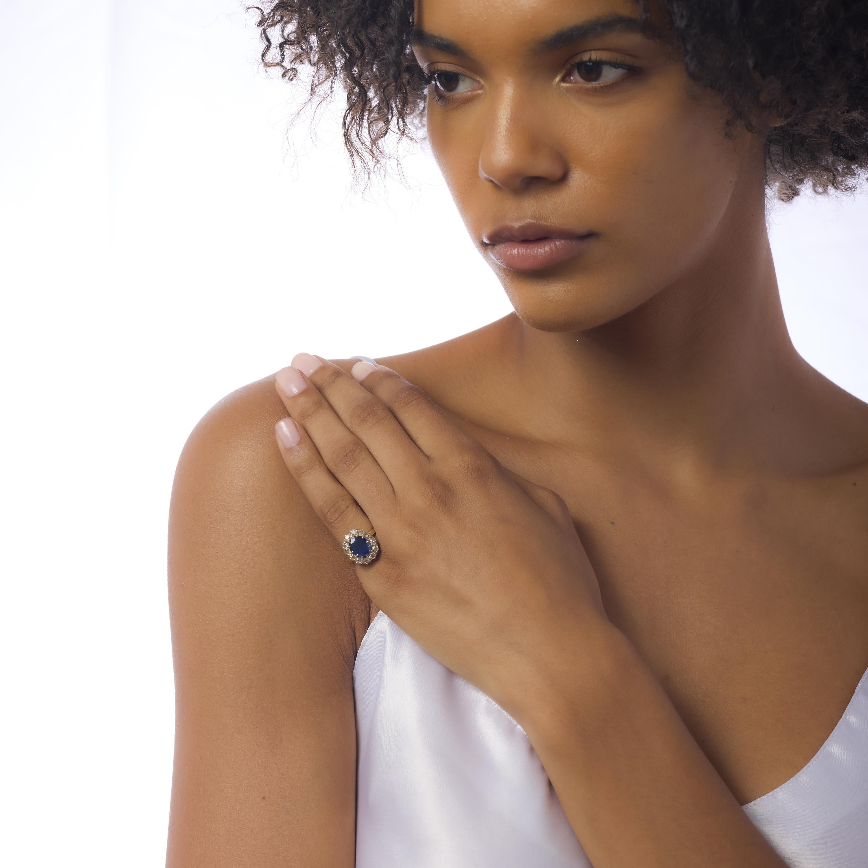 Im Mittelpunkt dieses antiken viktorianischen Rings steht ein farbenprächtiger blauer Saphir von 3,31 Karat im Ovalschliff, der vom GIA zertifiziert (#2235591320) und zur Verbesserung seiner Brillanz wärmebehandelt wurde. Der aus Thailand stammende