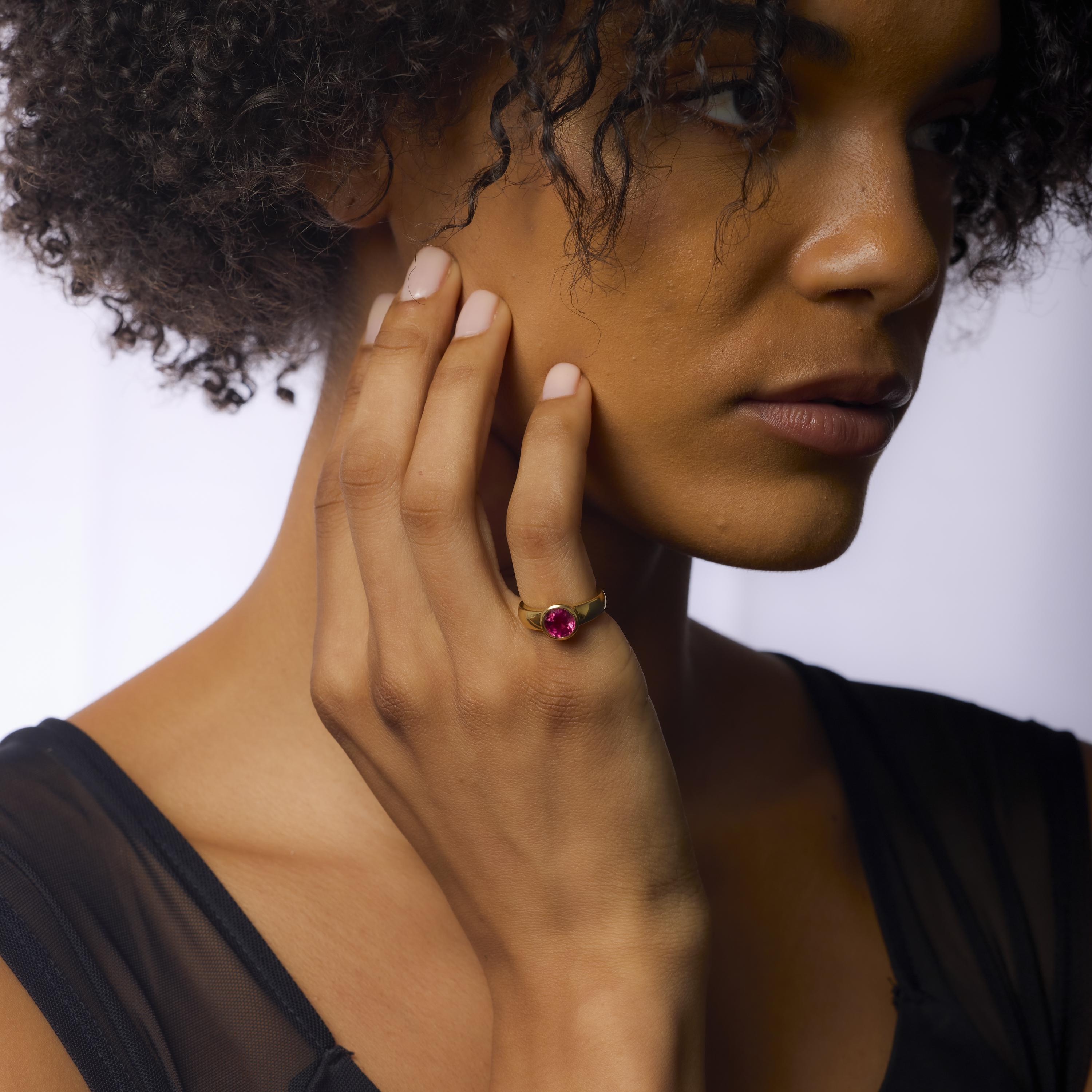 Moderne Bague vintage à chaton en or jaune 18k et tourmaline rose en vente