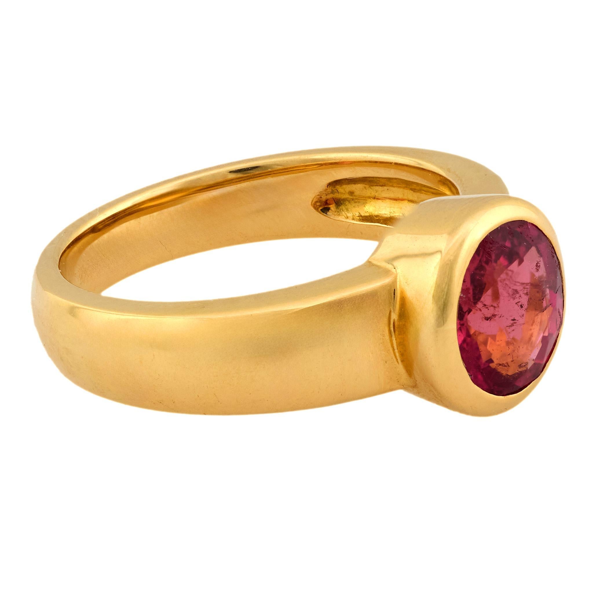 Taille brillant Bague vintage à chaton en or jaune 18k et tourmaline rose en vente