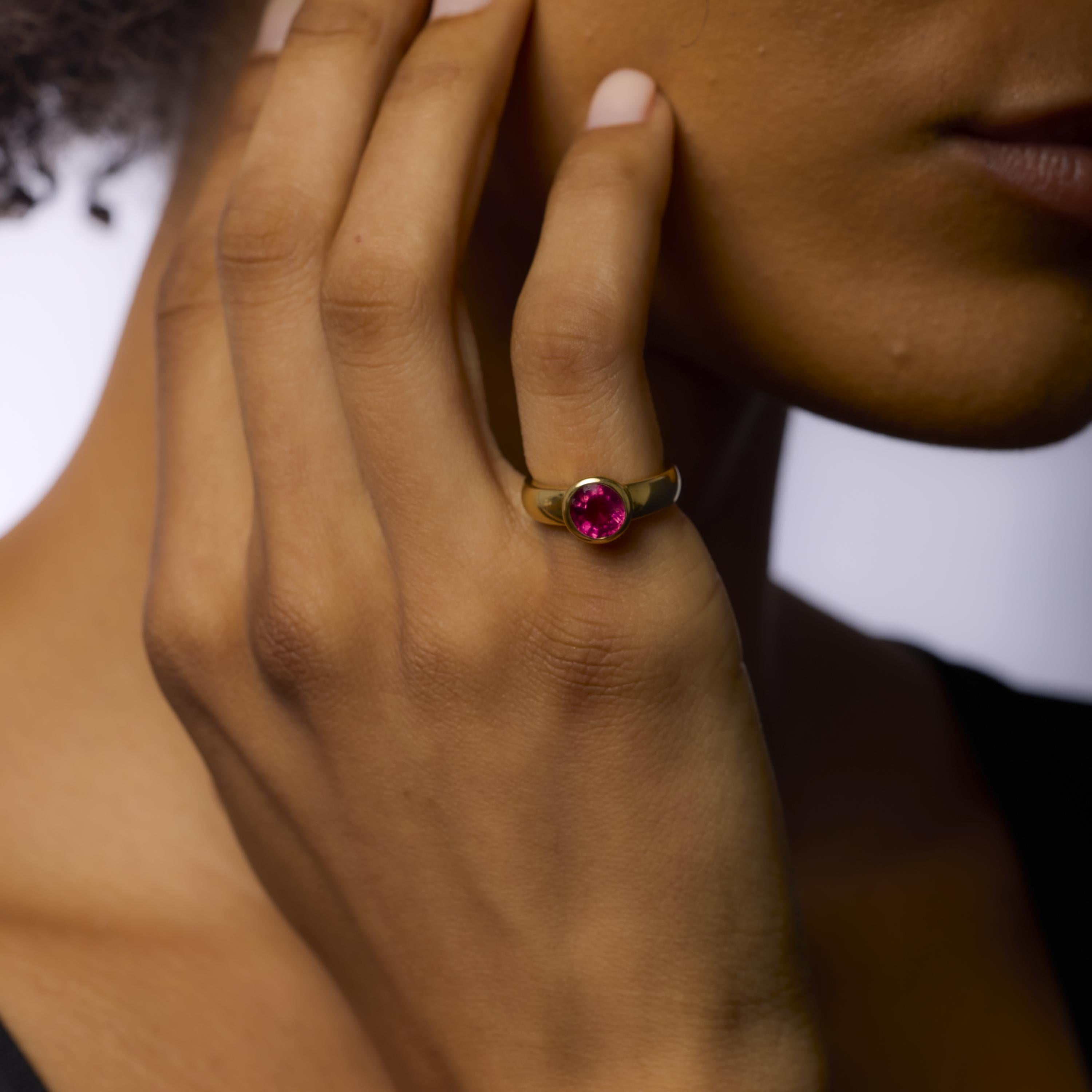 Bague vintage à chaton en or jaune 18k et tourmaline rose Bon état - En vente à Beverly Hills, CA