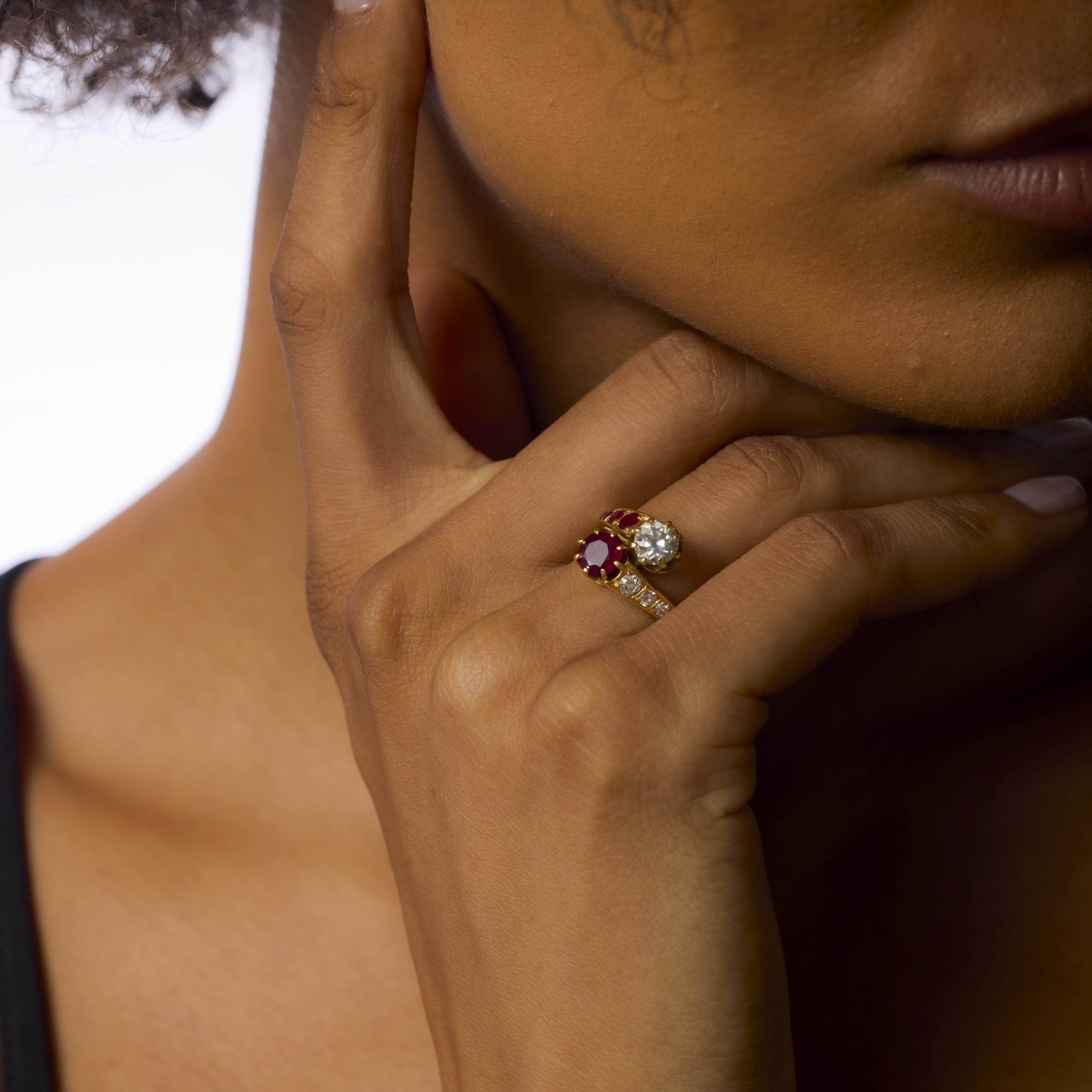 Taille vieille Europe Bague rétro Toi Et Moi en or jaune 18 carats diamant rubis en vente