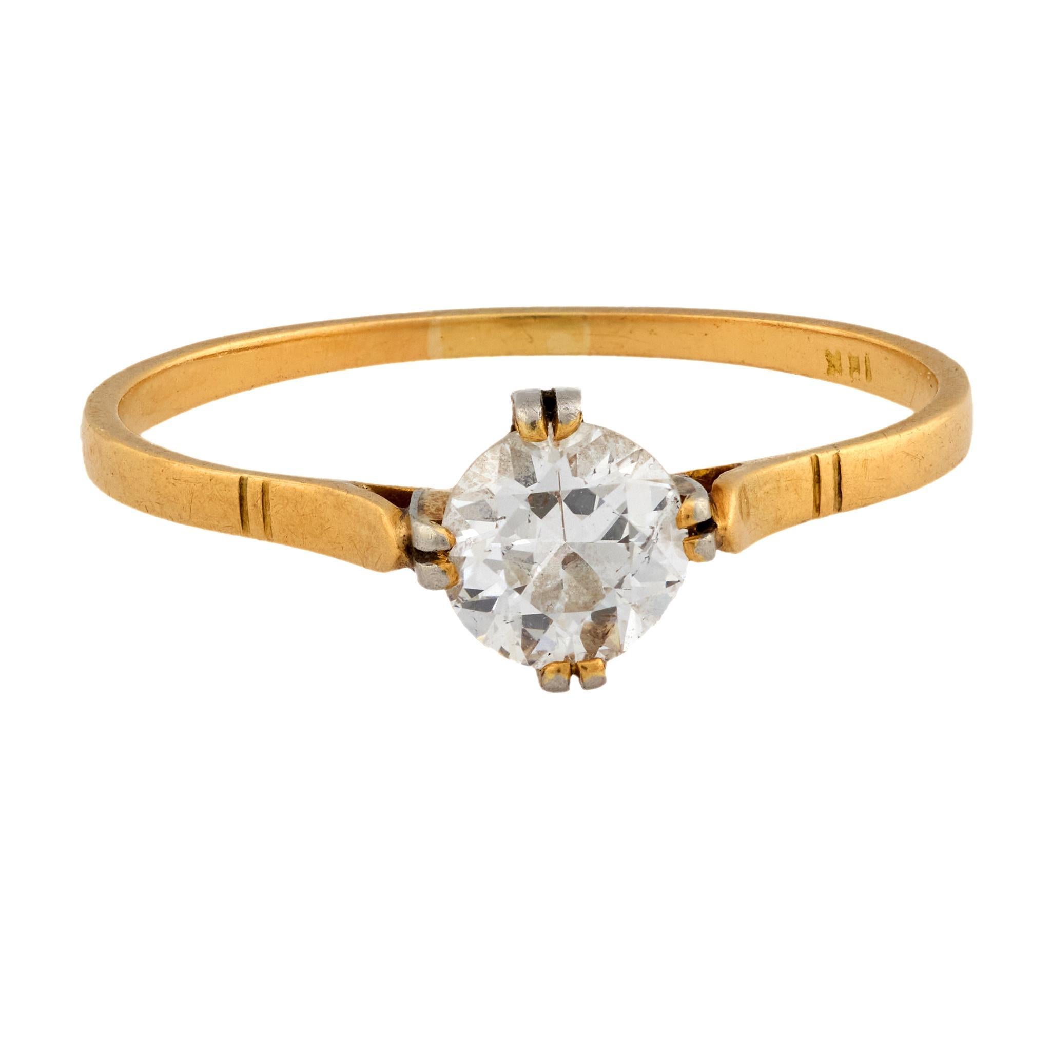 Cette charmante bague victorienne des années 1880 met en valeur un diamant de taille européenne ancienne d'environ 0,50 carat, qui brille par son caractère antique, sa couleur H-I et sa pureté SI2. Serti dans de l'or jaune 14 carats, le design
