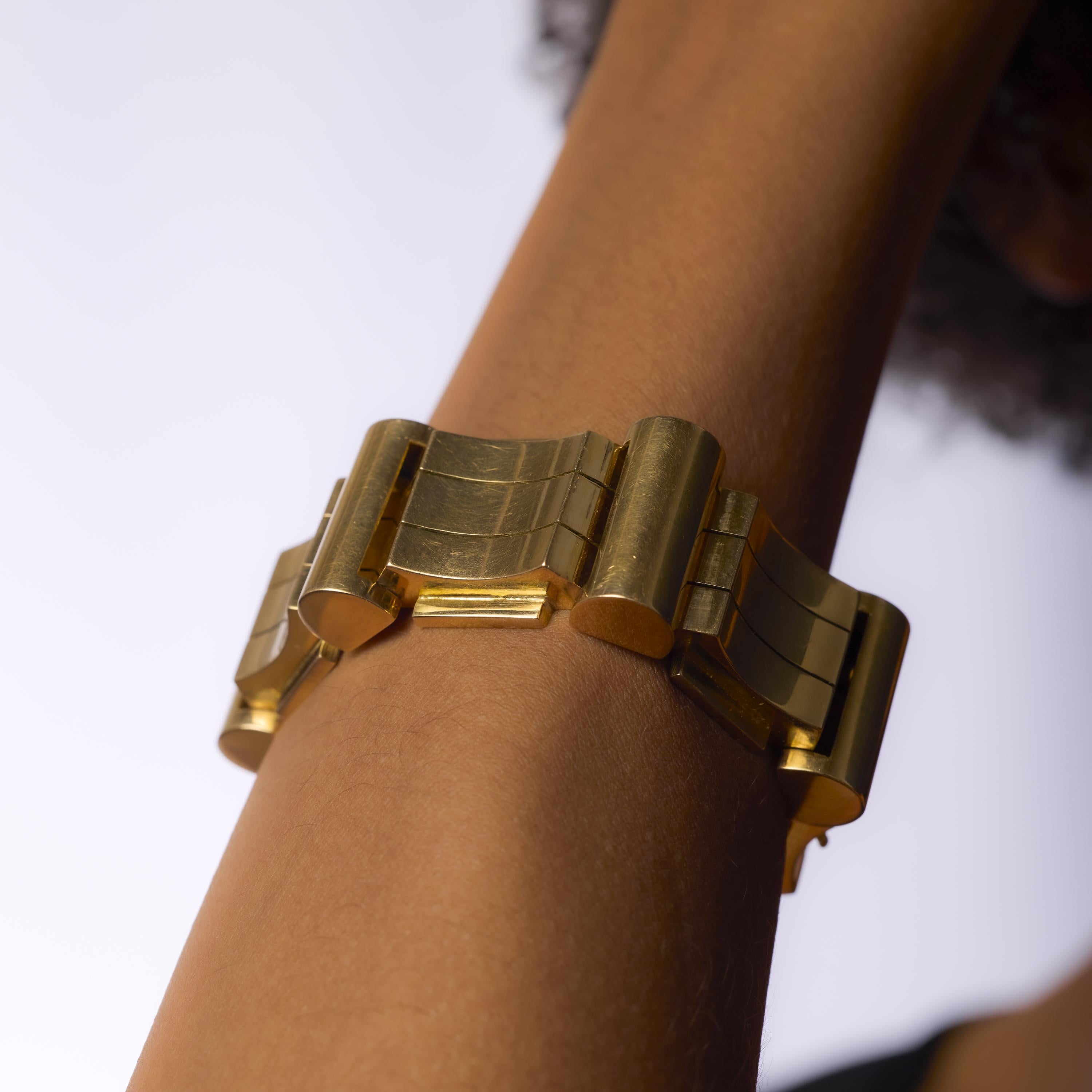 Ce remarquable bracelet rétro des années 1940 est réalisé en or jaune massif 18 carats et porte le poinçon de la chouette française, qui indique la pureté de l'or et l'origine française. D'un poids impressionnant de 122,11 grammes, le bracelet