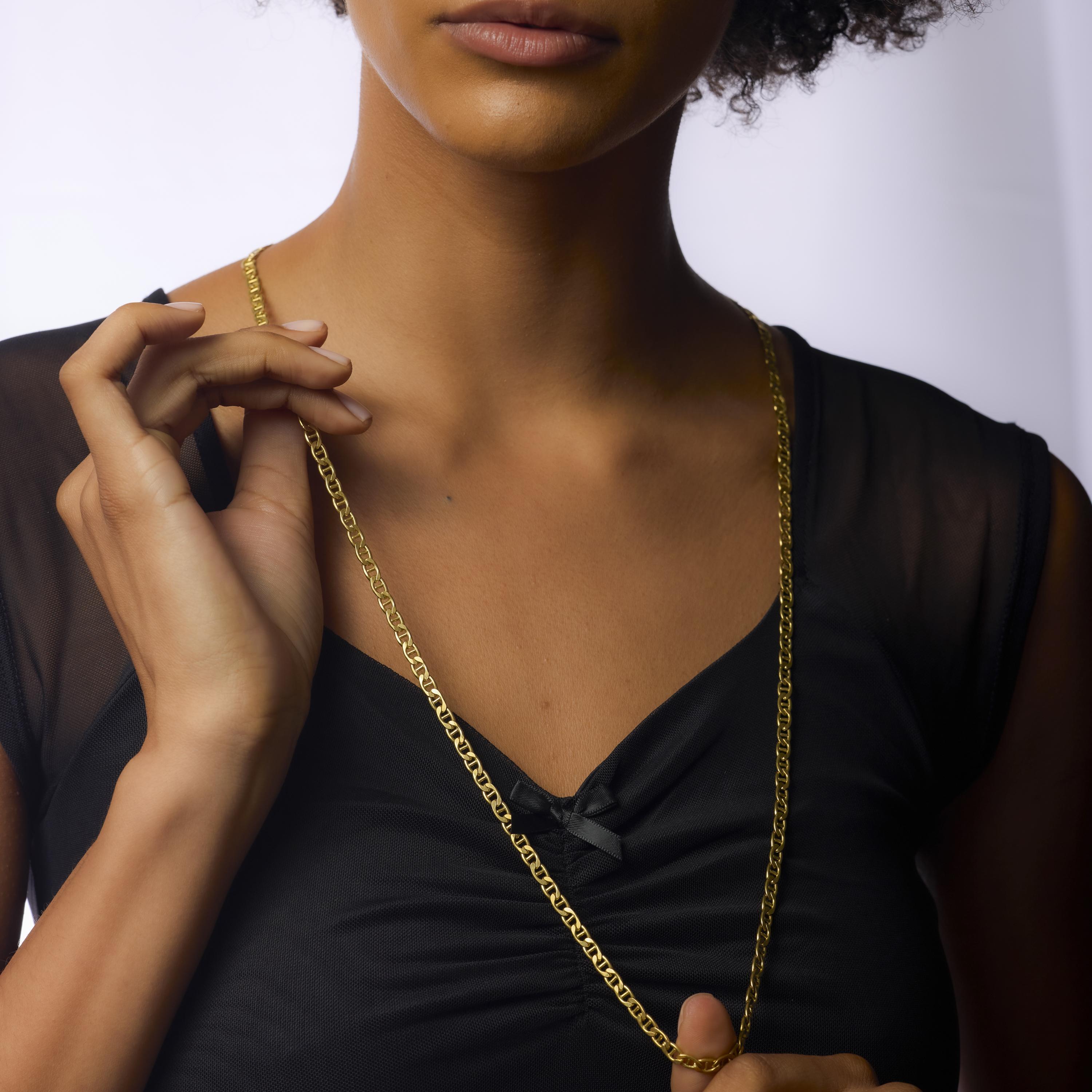 Questa collana vintage italiana degli anni '90 è realizzata in ricco oro giallo 18 carati e misura un'elegante lunghezza di 33,25 pollici. Il pezzo è contrassegnato da marchi italiani e di purezza che ne attestano l'origine e il contenuto in oro.