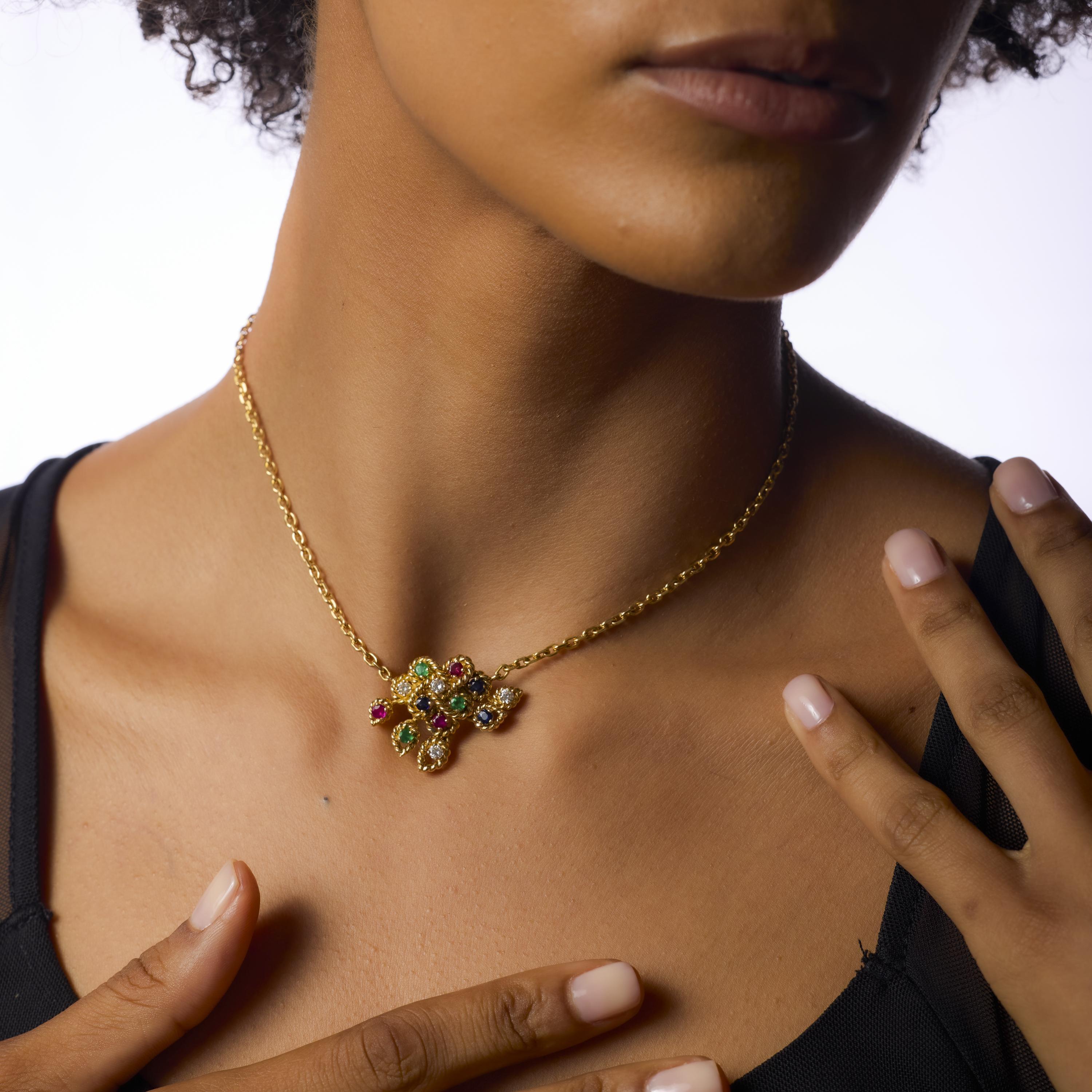 Ce collier vintage de Boucheron datant des années 1970 est un exemple vibrant du luxe français et du design raffiné. Présentant un mélange de neuf rubis, saphirs et émeraudes de taille ronde et brillante totalisant environ 1,00 carat, la palette de