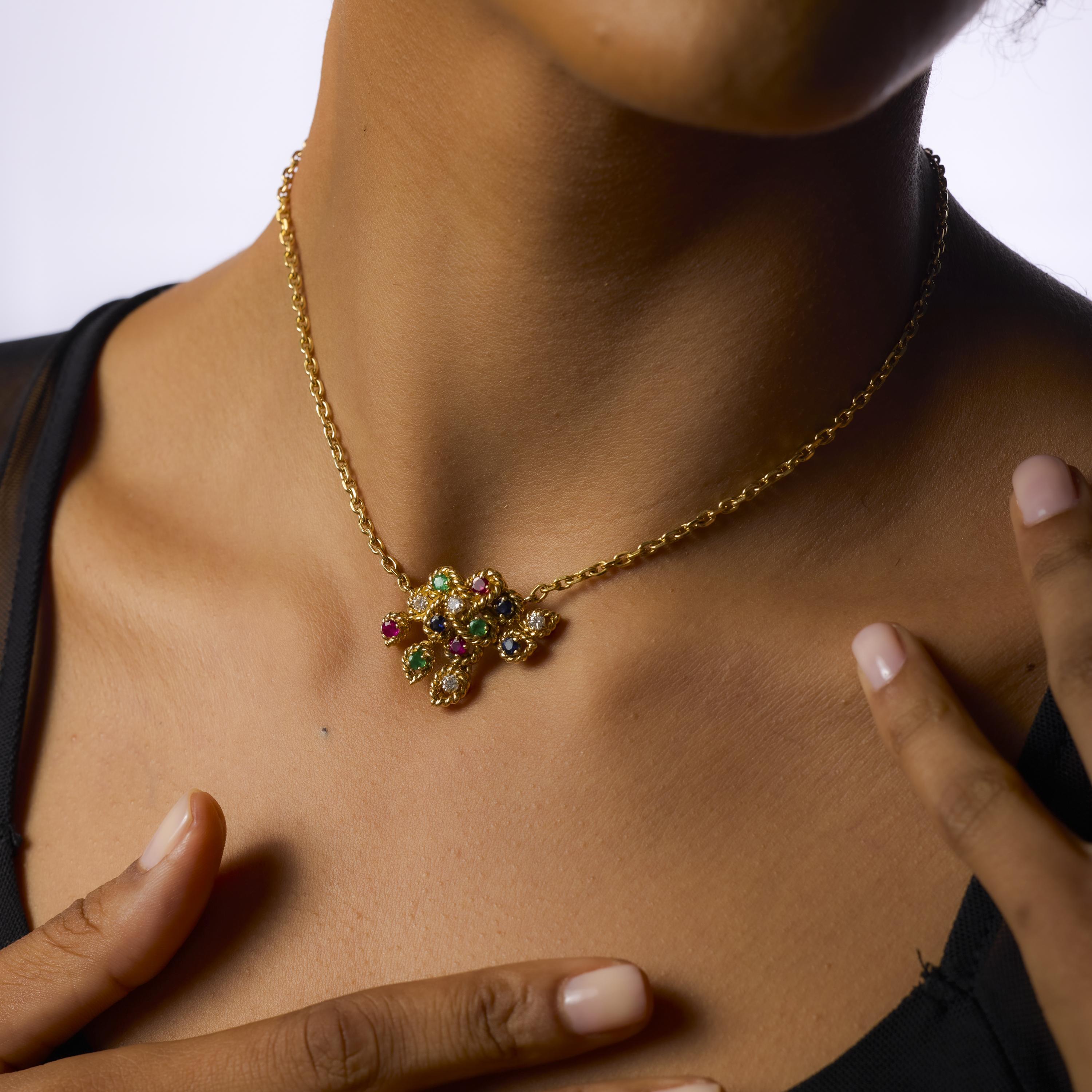Taille brillant Collier Boucheron en or jaune 18k rubis émeraude saphir diamant en vente