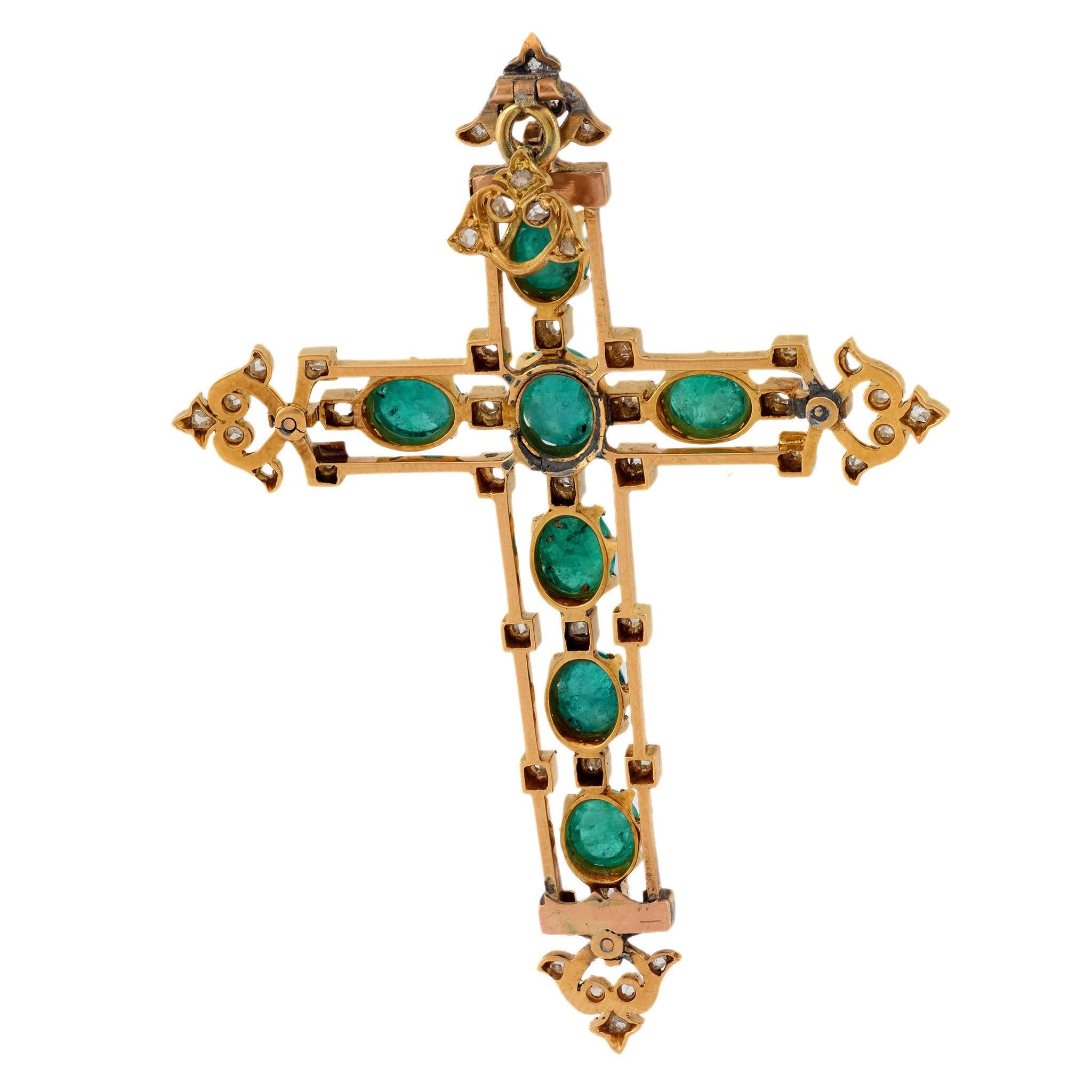 Pendentif croix victorienne en or jaune 18k avec émeraude et diamant de 6 carats Bon état - En vente à Beverly Hills, CA