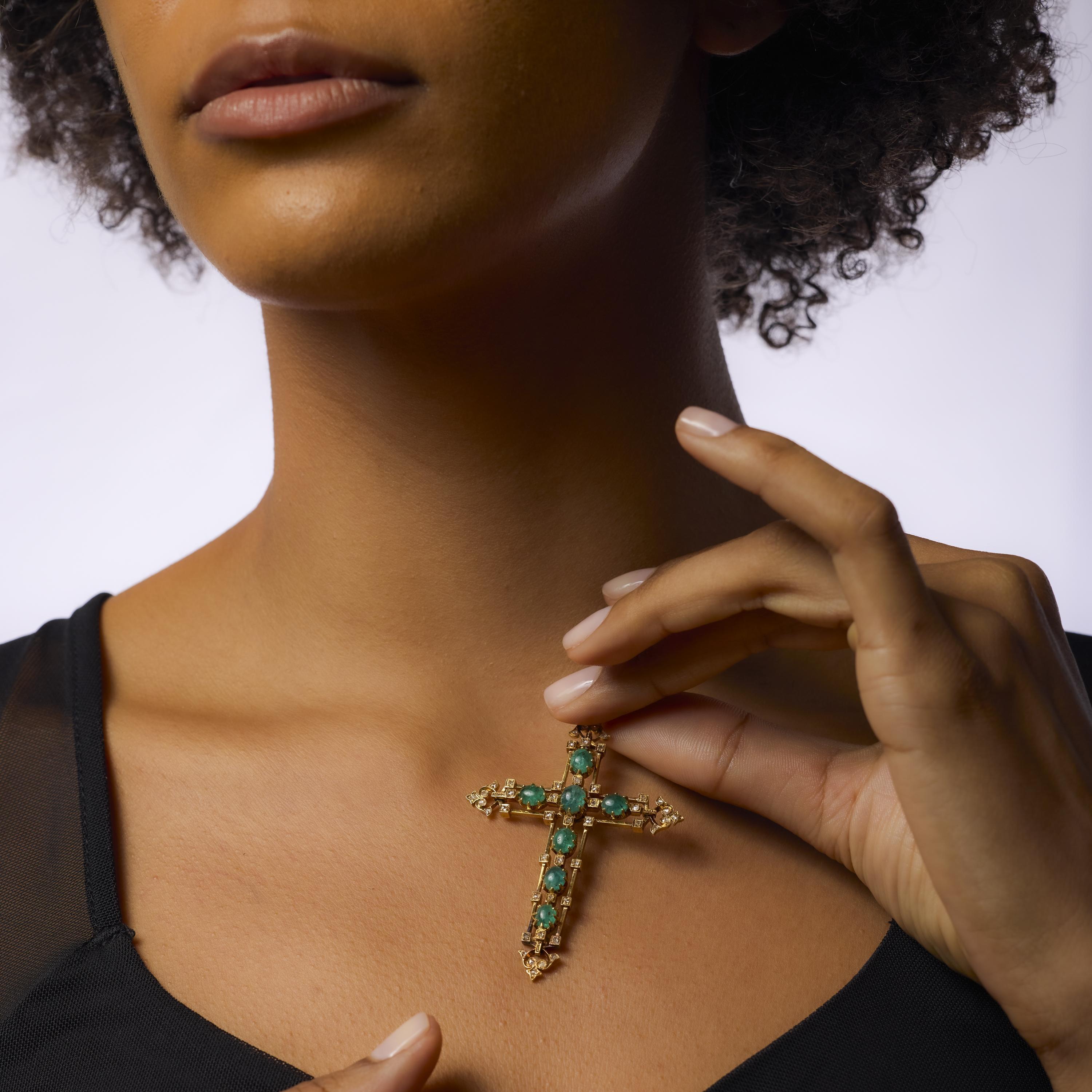 Taille cabochon Pendentif croix victorienne en or jaune 18k avec émeraude et diamant de 6 carats en vente
