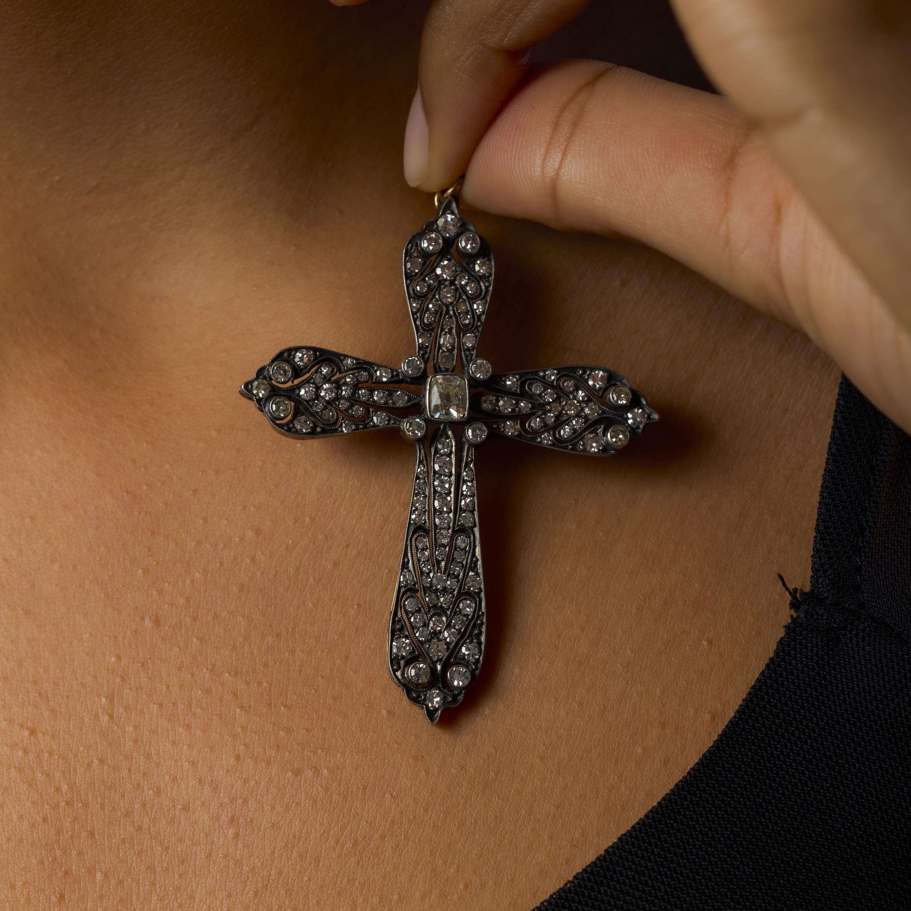 Ce pendentif victorien orné datant du début des années 1900 met en valeur un diamant taille ancienne d'environ 0,80 carat en son centre, rayonnant de chaleur et de charme antique. Il est entouré de 109 diamants taille unique totalisant environ 2,55