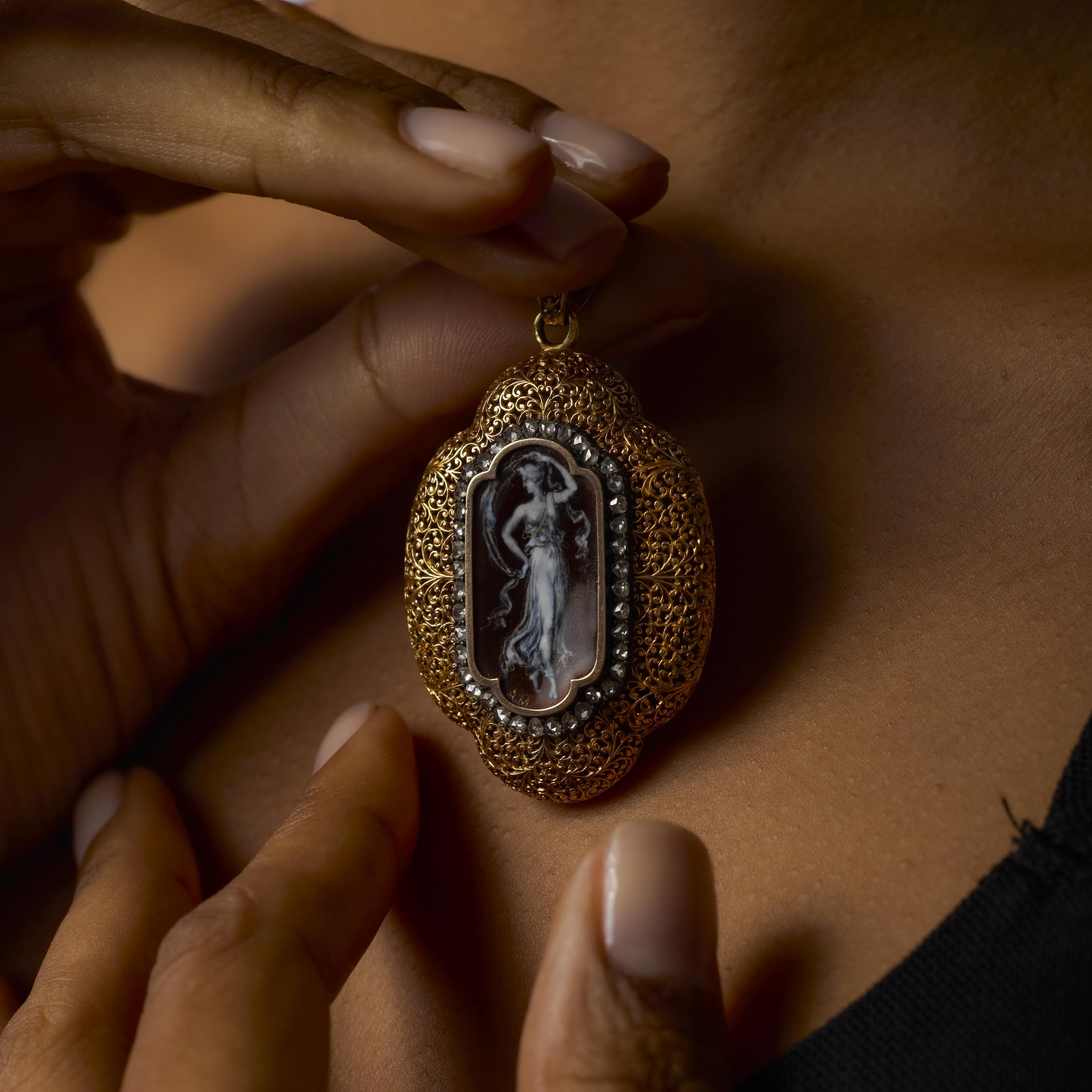Ce pendentif victorien des années 1880 présente quarante diamants taille rose légèrement scintillants, totalisant environ 0,30 carat, d'une couleur I-J chaleureuse et d'un charme antique. Les diamants sont sertis dans de l'or rose 18 carats aux