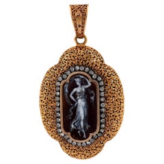 Pendentif victorien en or rose 18k, émaillé de diamants, représentant une femme