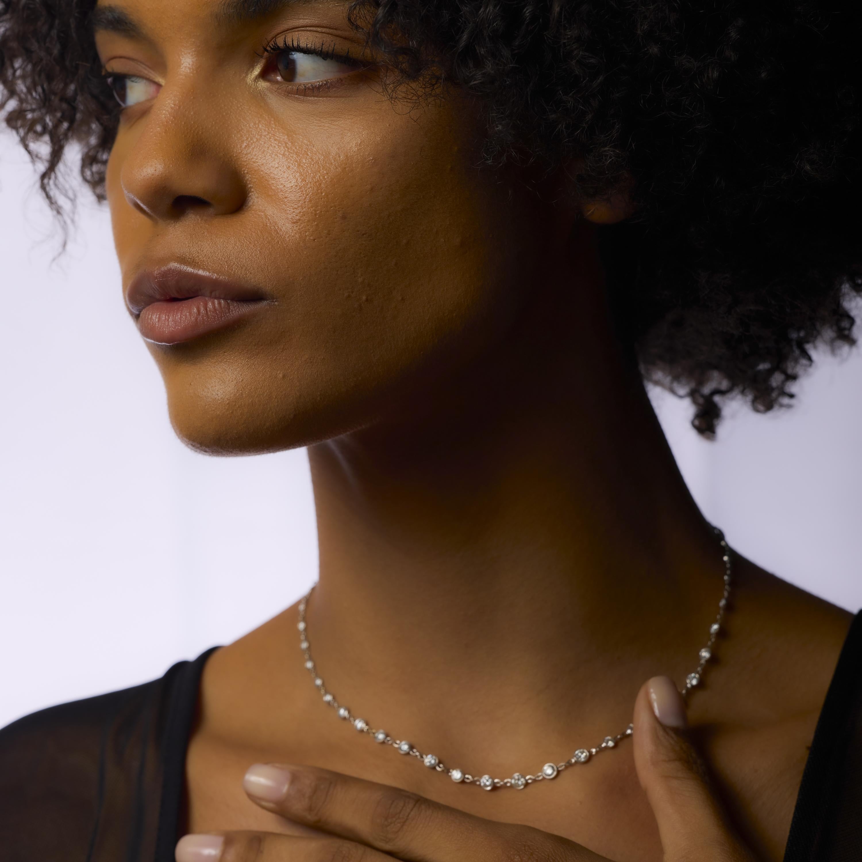 Questa collana vintage degli anni '90 mette in mostra quarantacinque diamanti rotondi taglio brillante per un totale di circa 4,00 carati, ognuno con un colore G-H e una purezza VS. Incastonati in oro bianco lucido 18 carati, i diamanti formano una