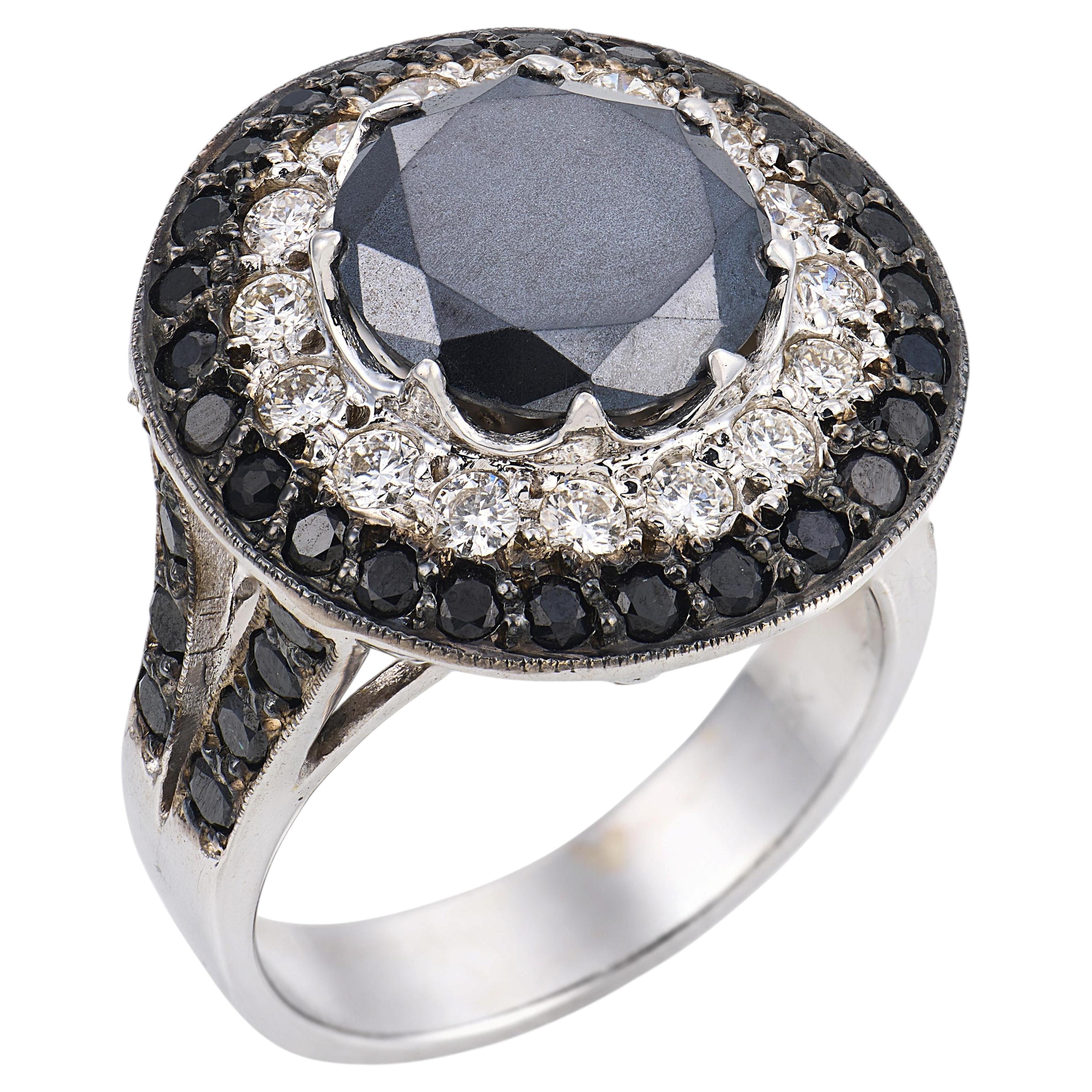 Anello da cocktail contemporaneo in oro bianco 18 carati con diamanti bianchi e neri da 6,30 carati in vendita