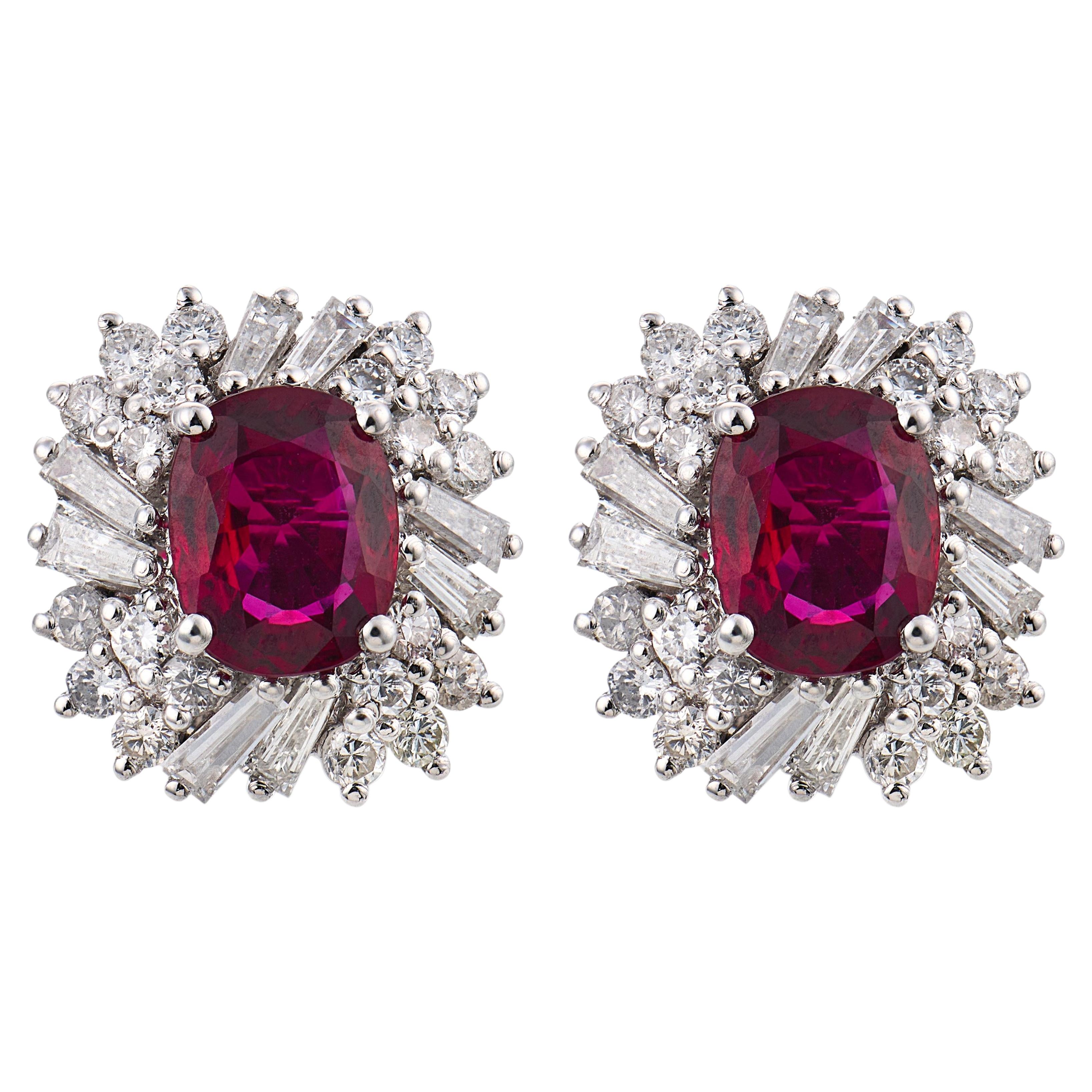 Vintage-Ohrringe aus Platin mit einem Rubin von 1,68 Karat und Diamanten im Angebot