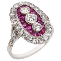 Anillo estilo Art Déco de platino con diamantes y rubíes en forma de navette