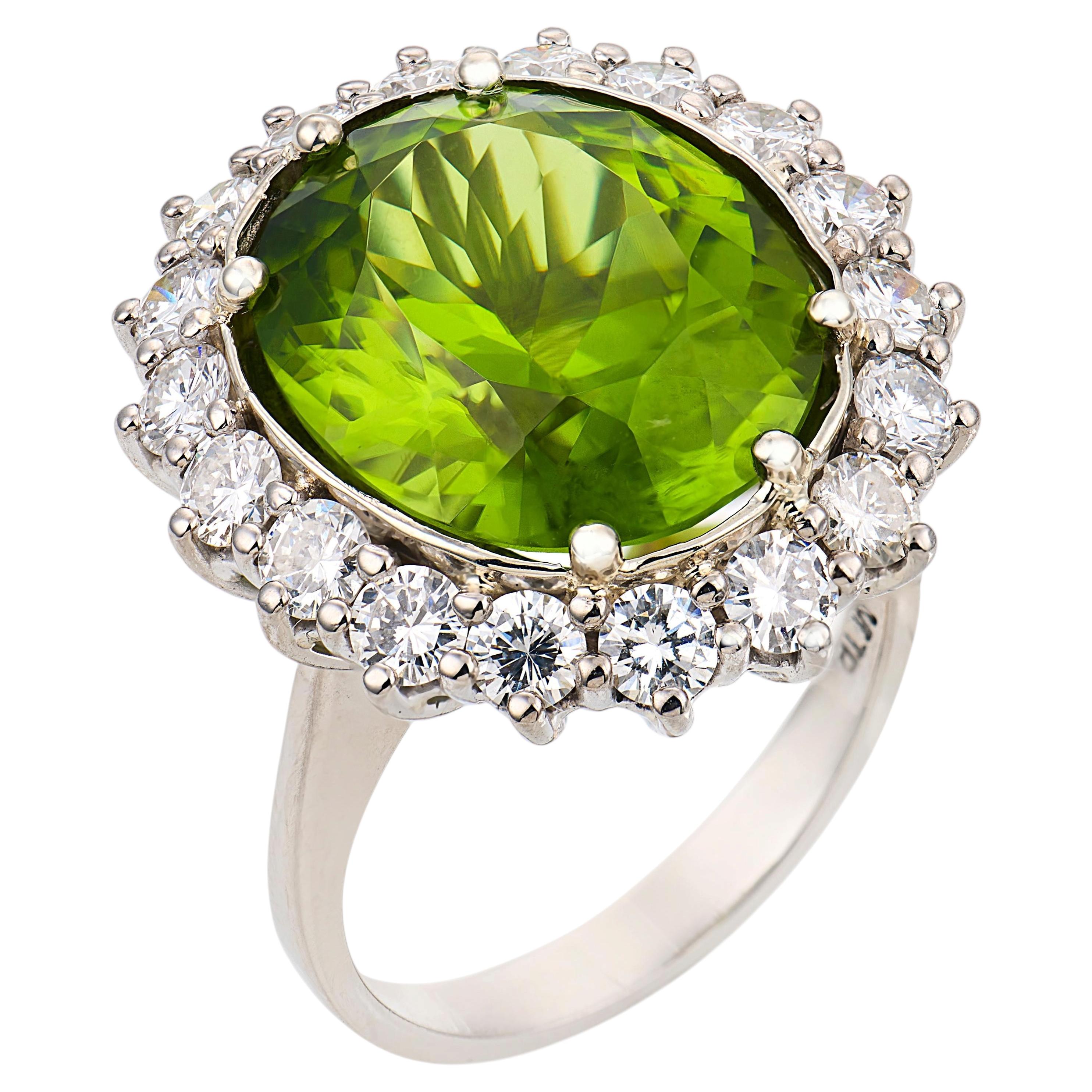 Vintage 9.08 carat peridot diamond 18k white gold cluster ring For Sale