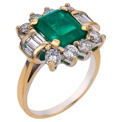 Cluster-Ring aus 18-karätigem Weißgold mit einem kolumbianischen Smaragd-Diamanten von GIA aus der Mitte des Jahrhunderts (2,20 Karat)