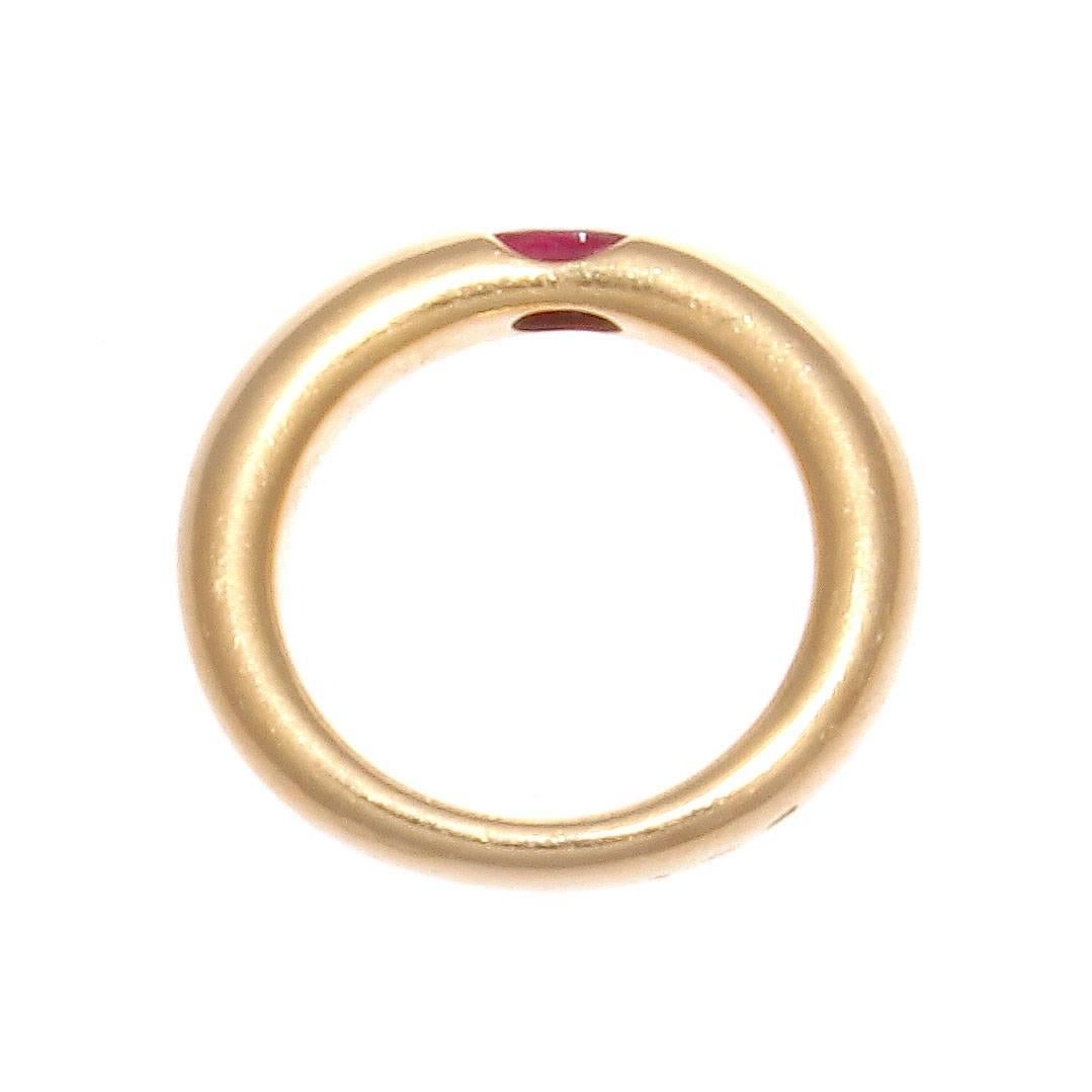 A wonderful red ruby in the classic elegant elipse ring from Cartier. In 18k gold.

Ring size 5 and may be re-sized to fit.
