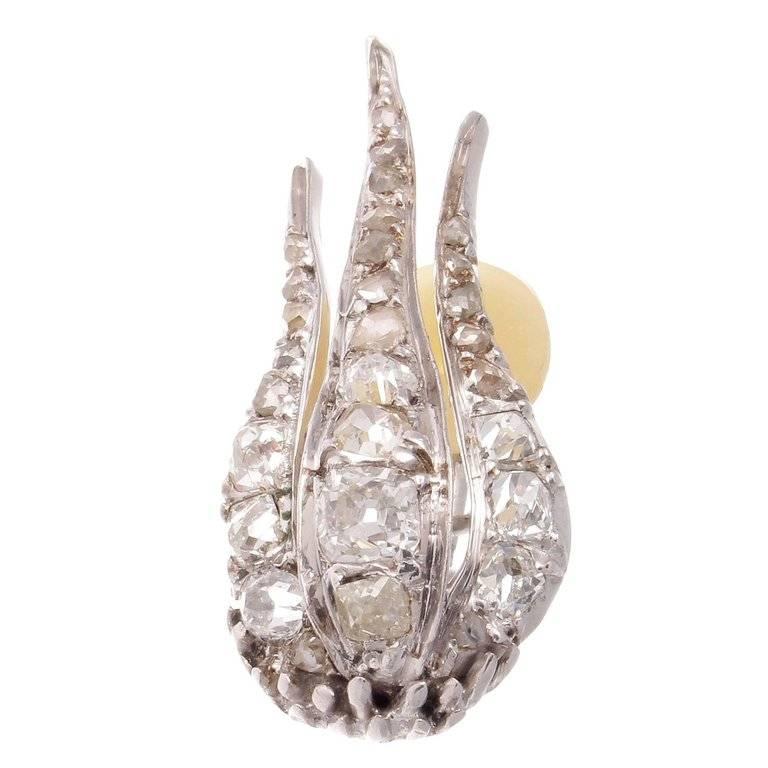 Created as a flame motif that beautifully highlights the ear and draws attention to the face. With numerous white old Mine cut diamonds throughout.