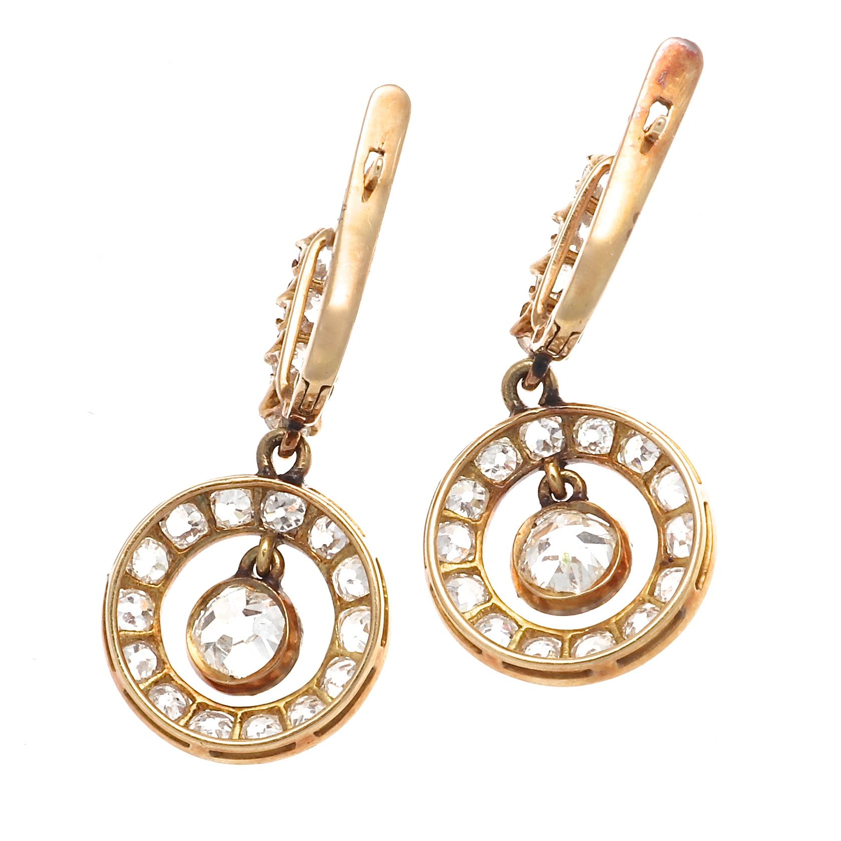 A classic combination of striking color and effortless design. Diamonds elegantly dangle into a drop of celestial design. Made for everyday comfort. Hand crafted in 18k yellow gold.